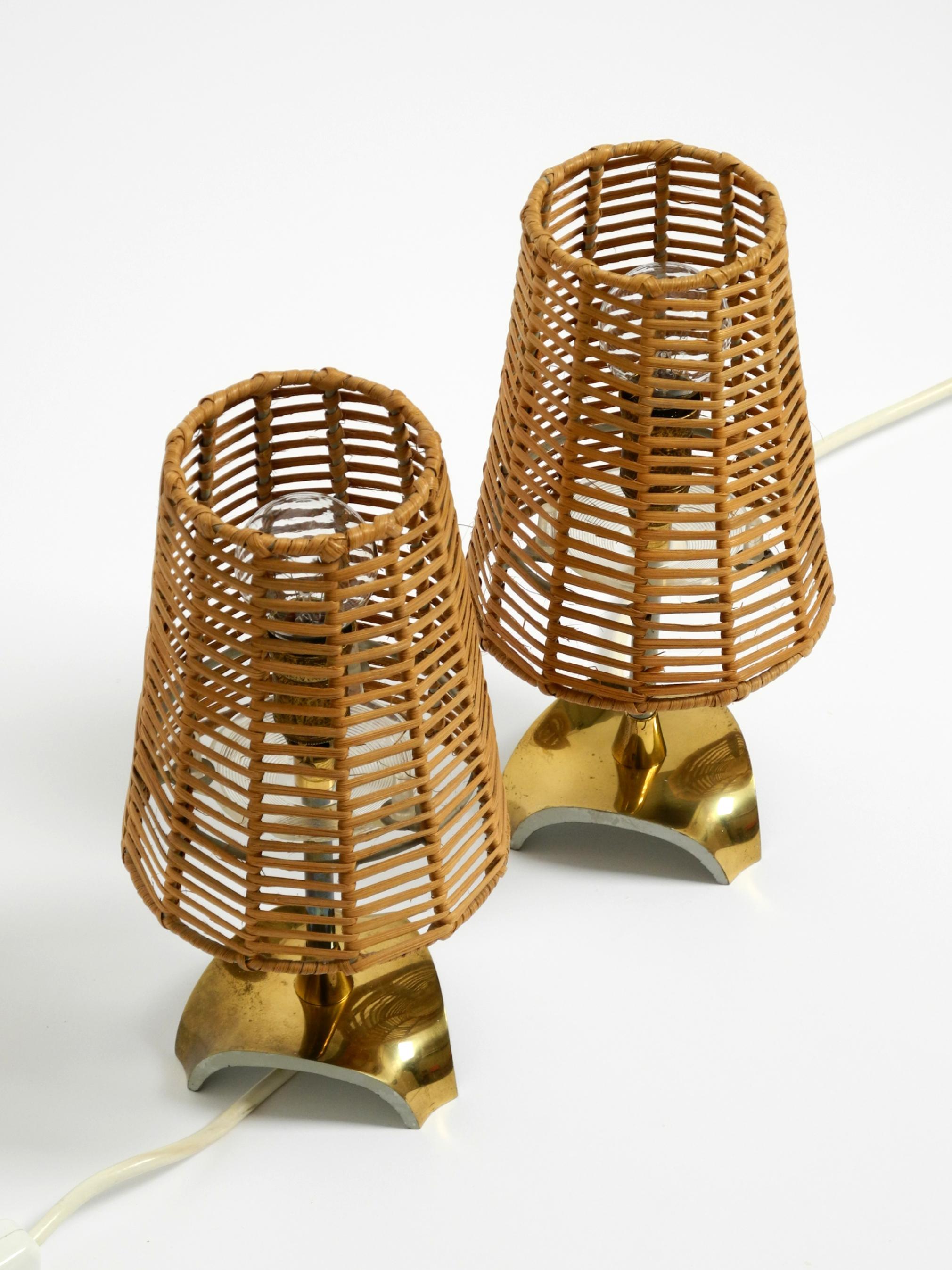 Paire de lampes de table en laiton avec abat-jour en rotin de style moderne du milieu du siècle dernier en vente 8