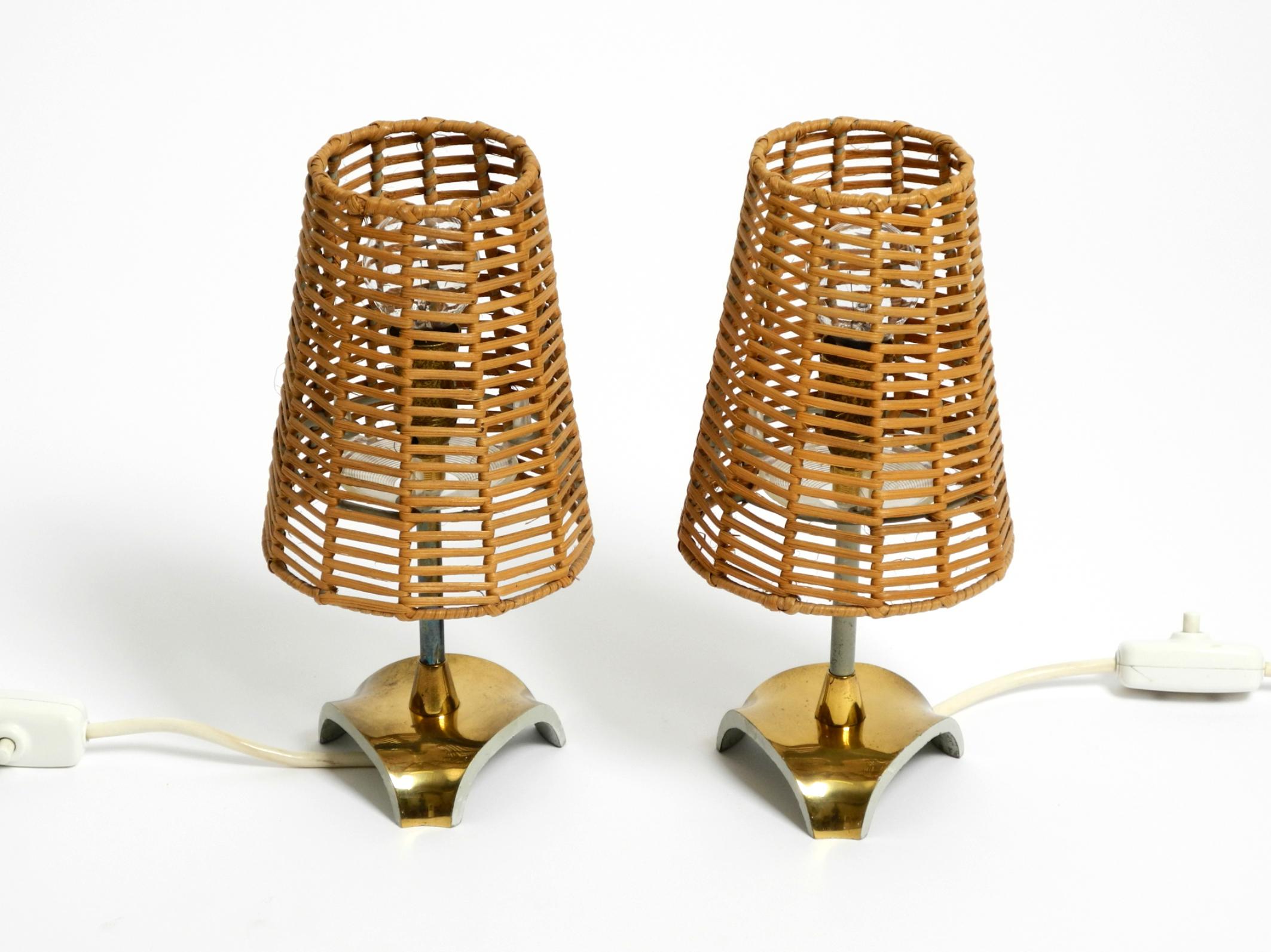 Paire de lampes de table en laiton avec abat-jour en rotin de style moderne du milieu du siècle dernier en vente 9