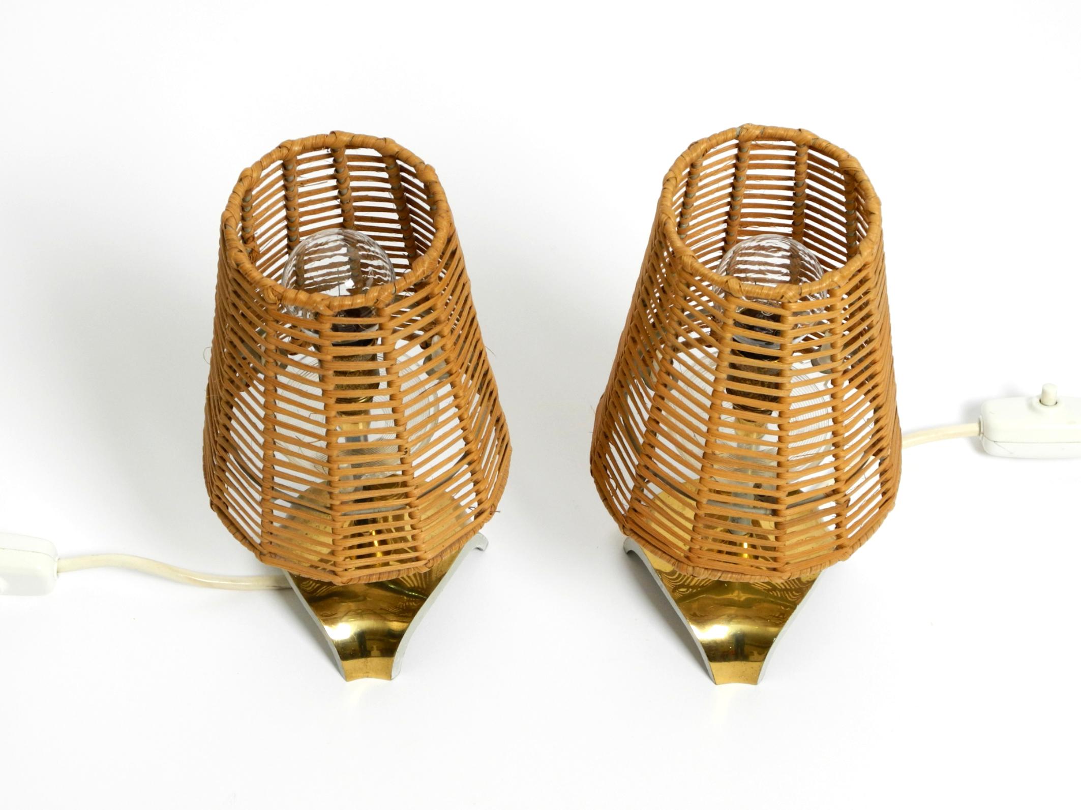 Paire de lampes de table en laiton avec abat-jour en rotin de style moderne du milieu du siècle dernier en vente 10