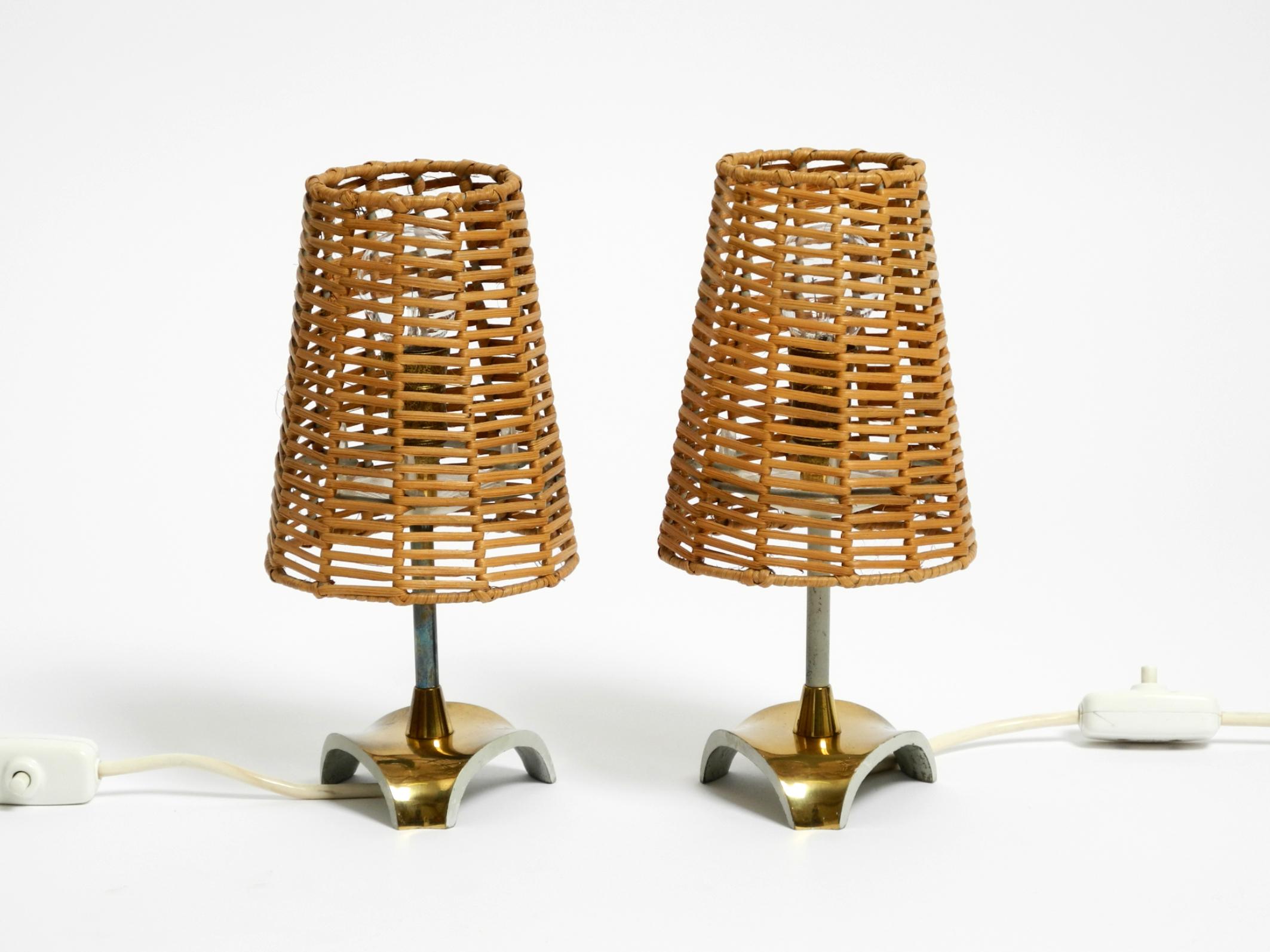 Paire de lampes de table en laiton avec abat-jour en rotin de style moderne du milieu du siècle dernier en vente 11