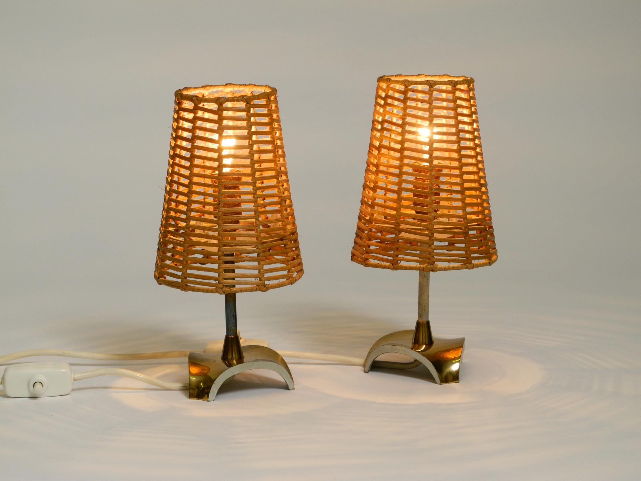 Paire de lampes de table en laiton avec abat-jour en rotin de style moderne du milieu du siècle dernier en vente 12