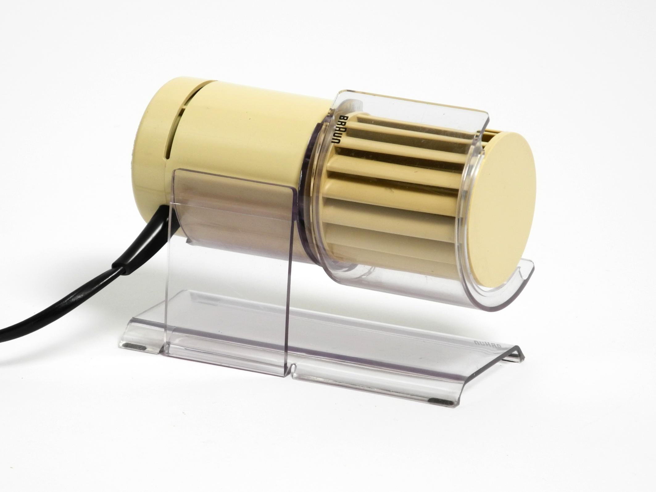 Original BRAUN Tischventilator HL 70 Typ 4 550 aus den 1970er Jahren in beige.
Originalentwurf des Tischventilators HL1 aus dem Jahr 1960 von Reinhold Weiss.
Dieser Nachfolger, der HL 70, stammt aus den 1970er Jahren. Entworfen von Jürgen