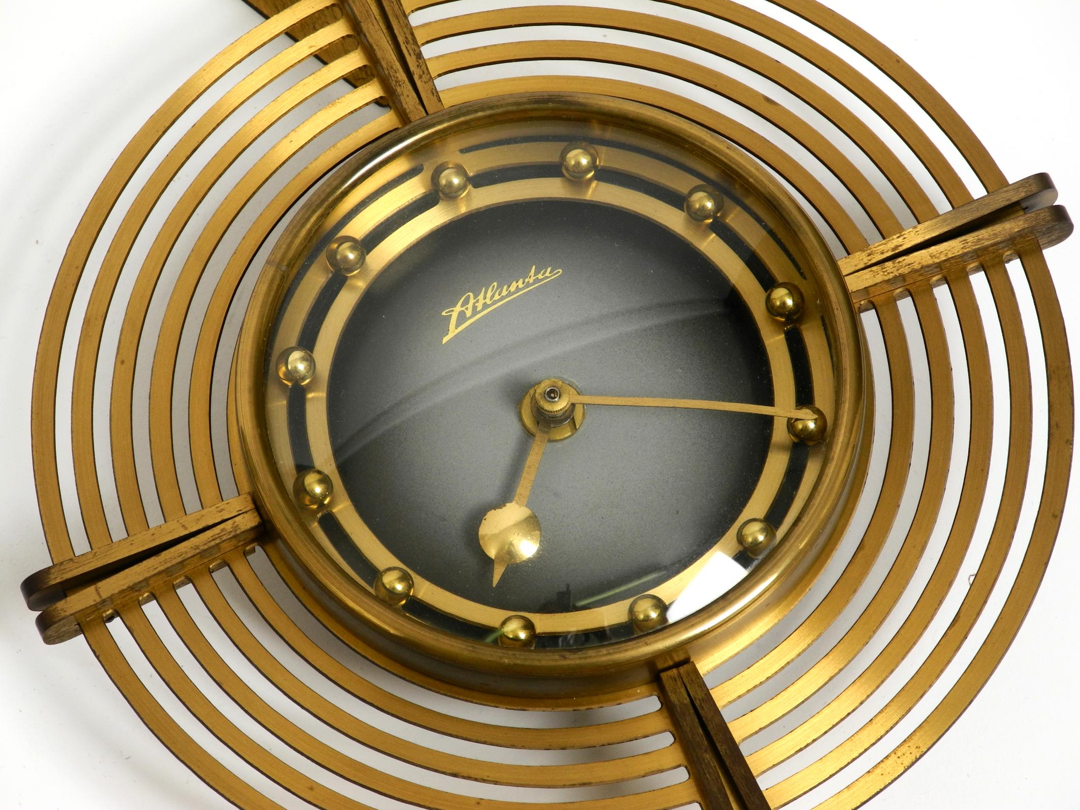 Beautiful Mid Century Atlanta wall clock battery operated and made of brass In Good Condition For Sale In München, DE
