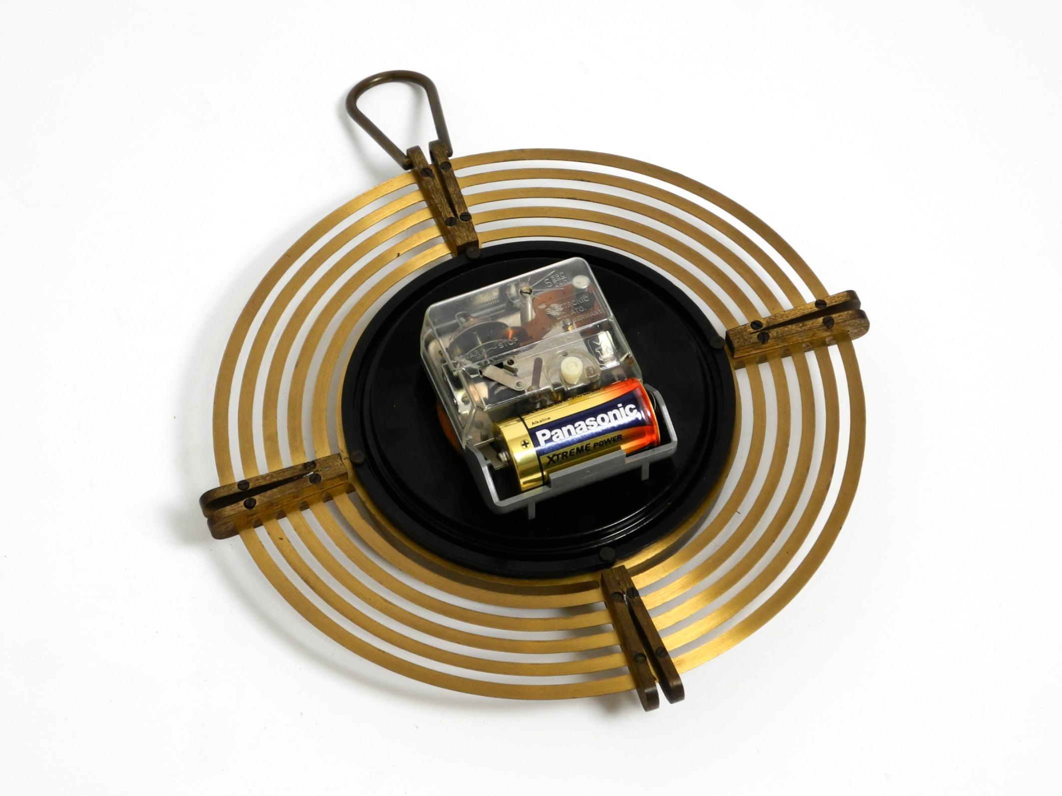 Beautiful Mid Century Atlanta wall clock battery operated and made of brass For Sale 3