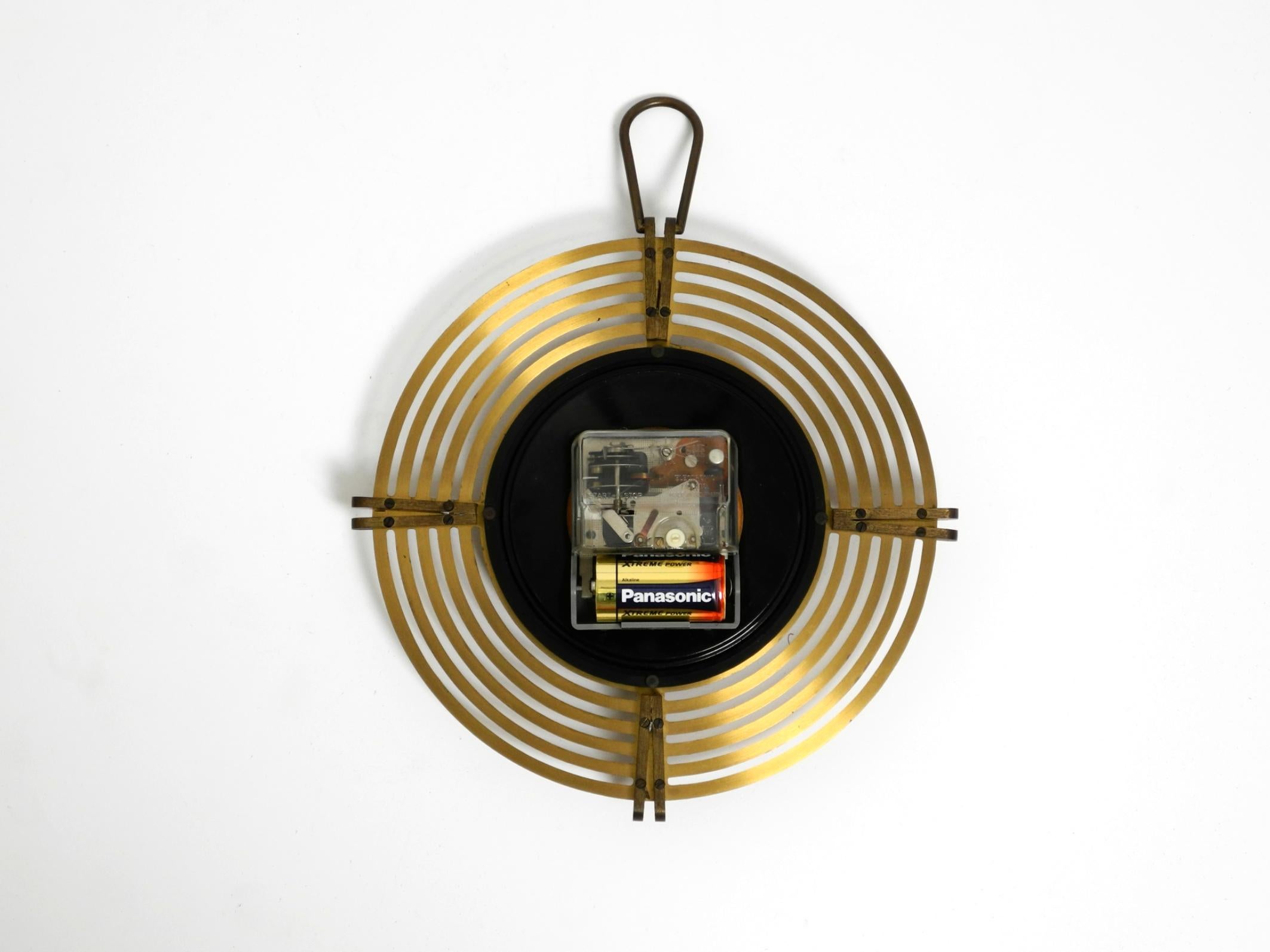Beautiful Mid Century Atlanta wall clock battery operated and made of brass For Sale 4