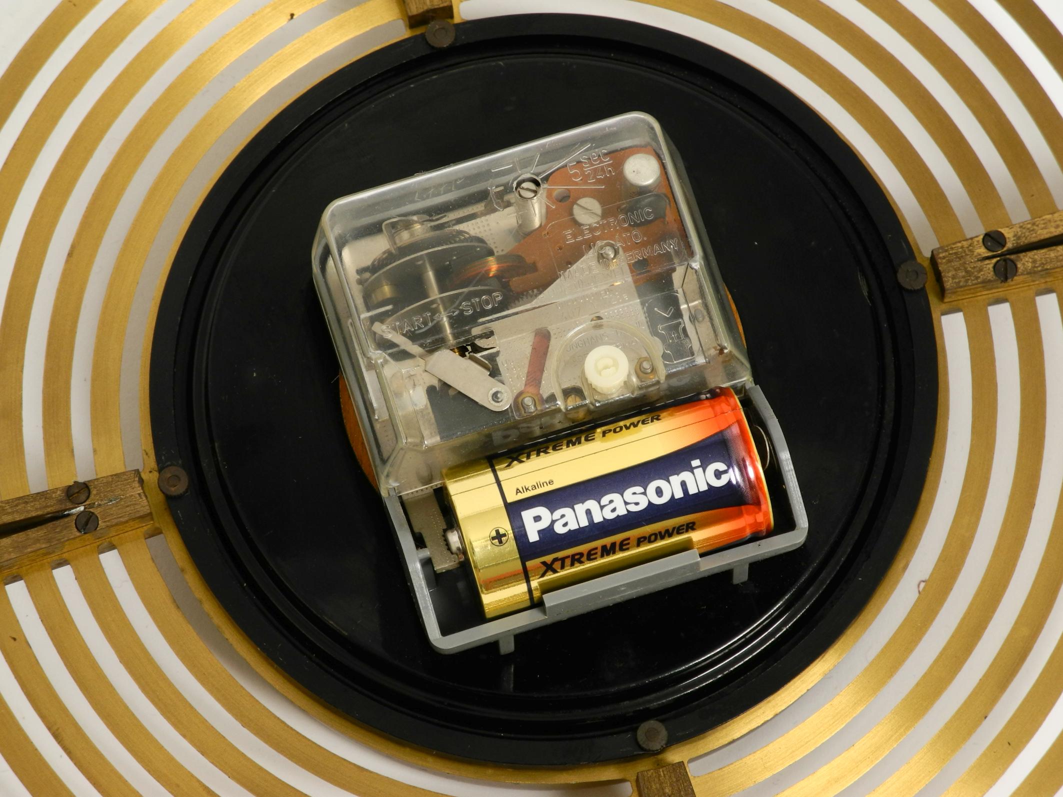 Beautiful Mid Century Atlanta wall clock battery operated and made of brass For Sale 5