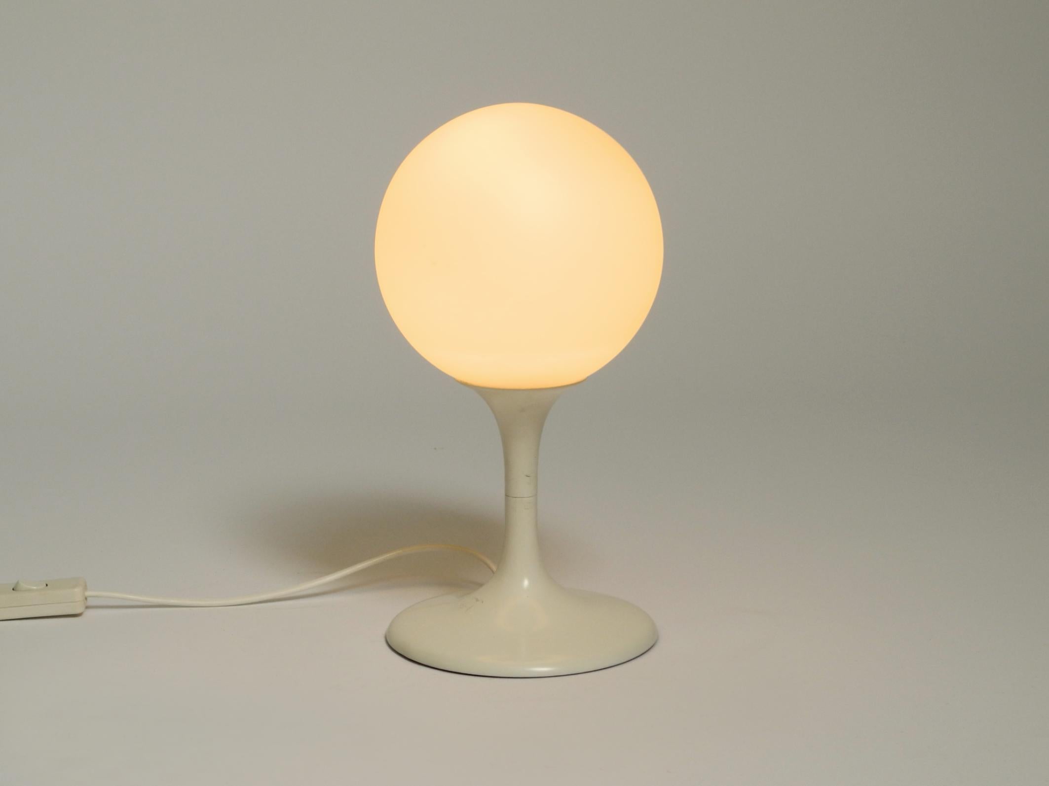 Original lámpara de sobremesa de metal blanco de los años 60 de Max Bill para Temde con pantalla de cristal opalino en Bueno estado para la venta en München, DE