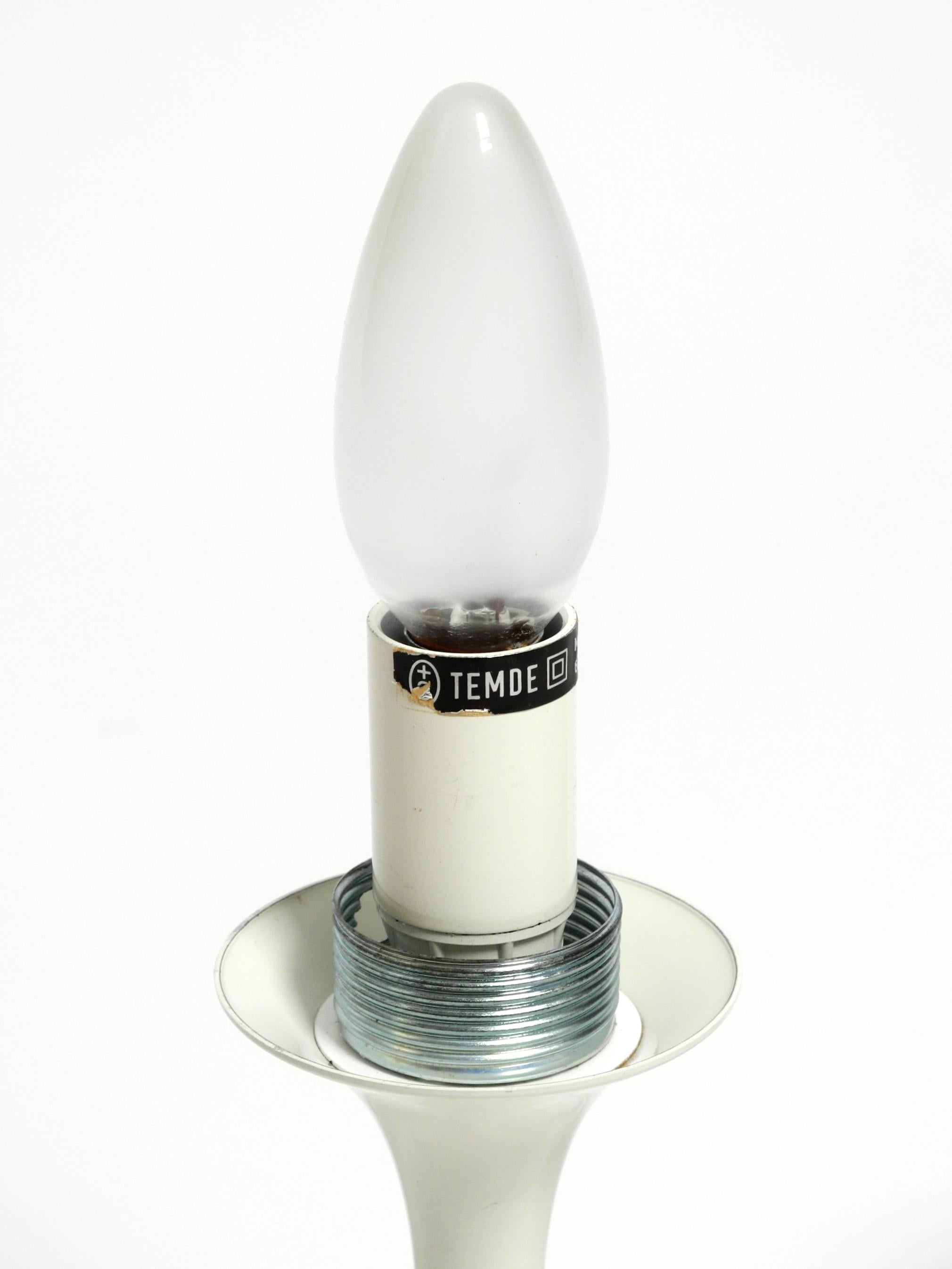 Original lámpara de sobremesa de metal blanco de los años 60 de Max Bill para Temde con pantalla de cristal opalino en venta 6