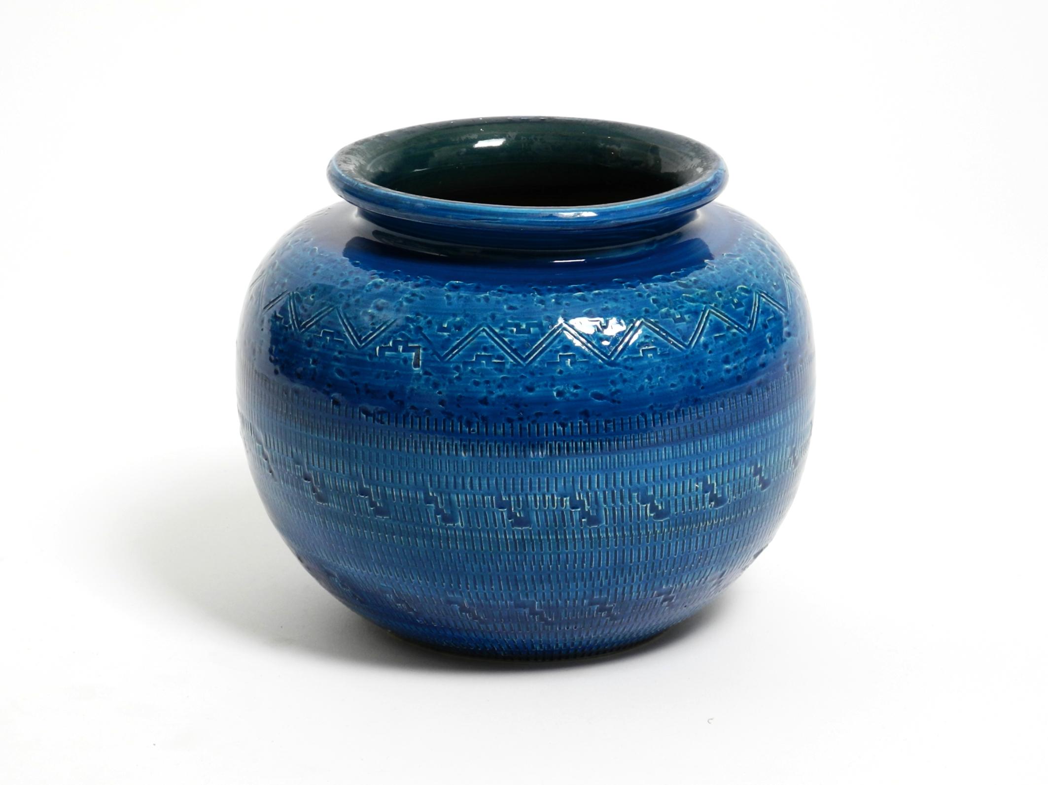 Un bellissimo vaso decorativo in ceramica degli anni '60 della collezione Rimini Blu.
Il design è opera del famoso artista e pittore italiano Aldo Londi.
Prodotto da Bitossi. Prodotto in Italia.
Il design più famoso di Aldo Londi è la collezione