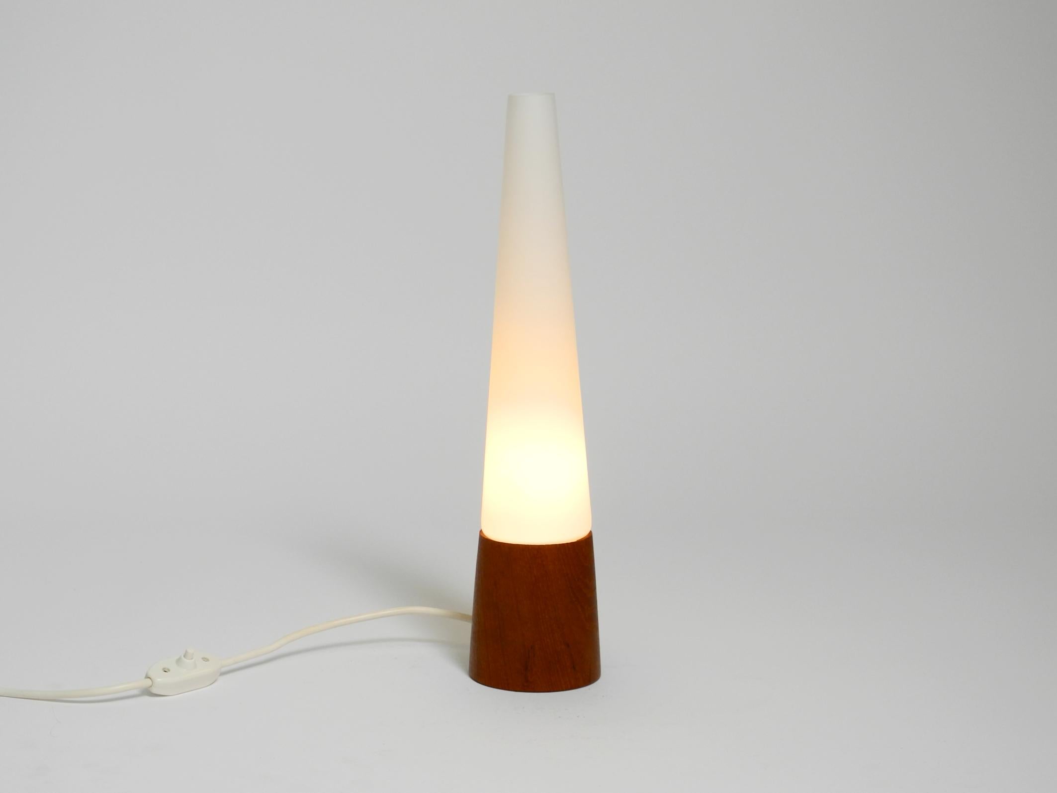 Mid-Century Modern Lampe de table en teck des années 1960 avec abat-jour en verre par Hans-Agne Jakobsson en vente