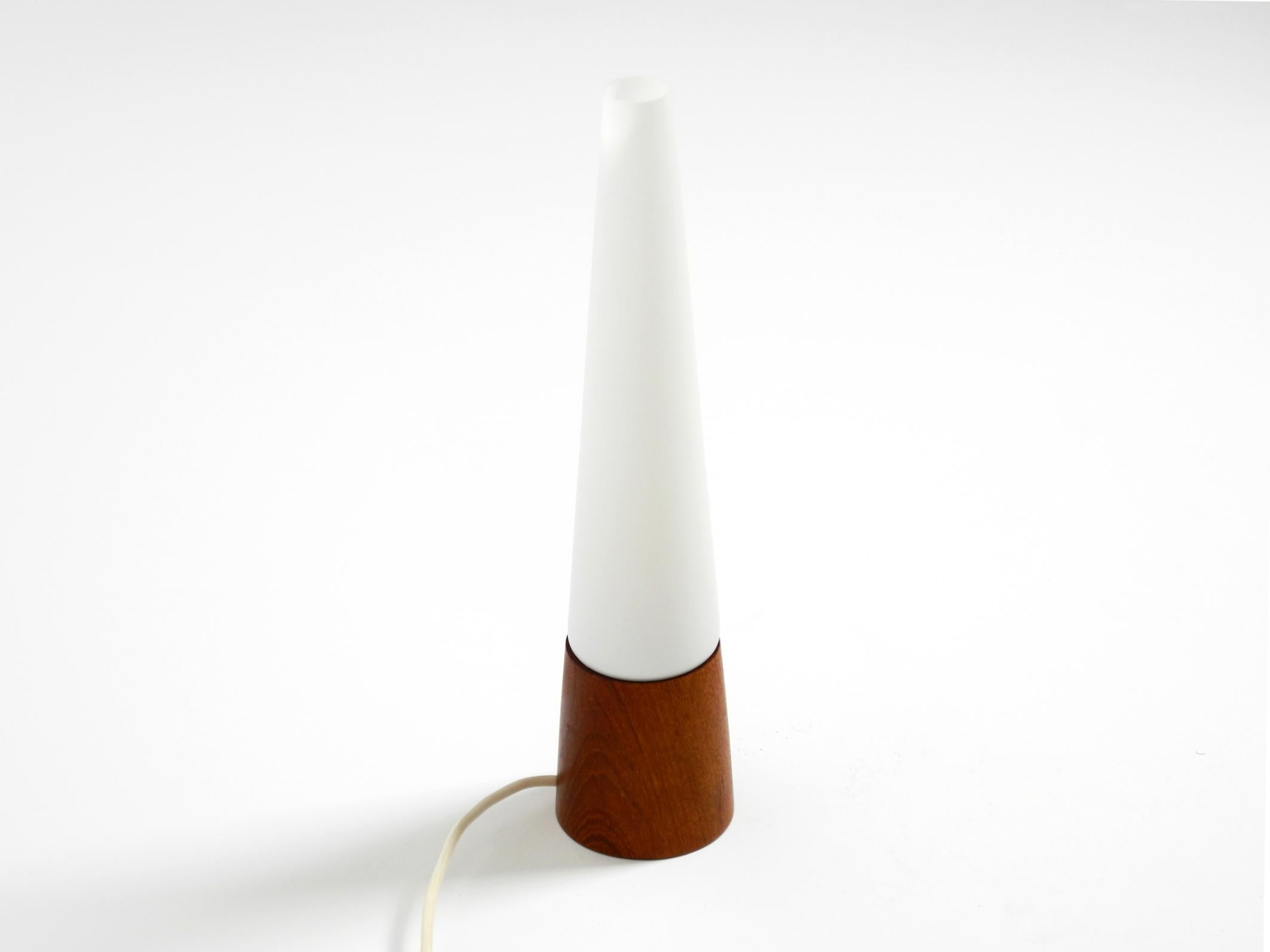 Suédois Lampe de table en teck des années 1960 avec abat-jour en verre par Hans-Agne Jakobsson en vente