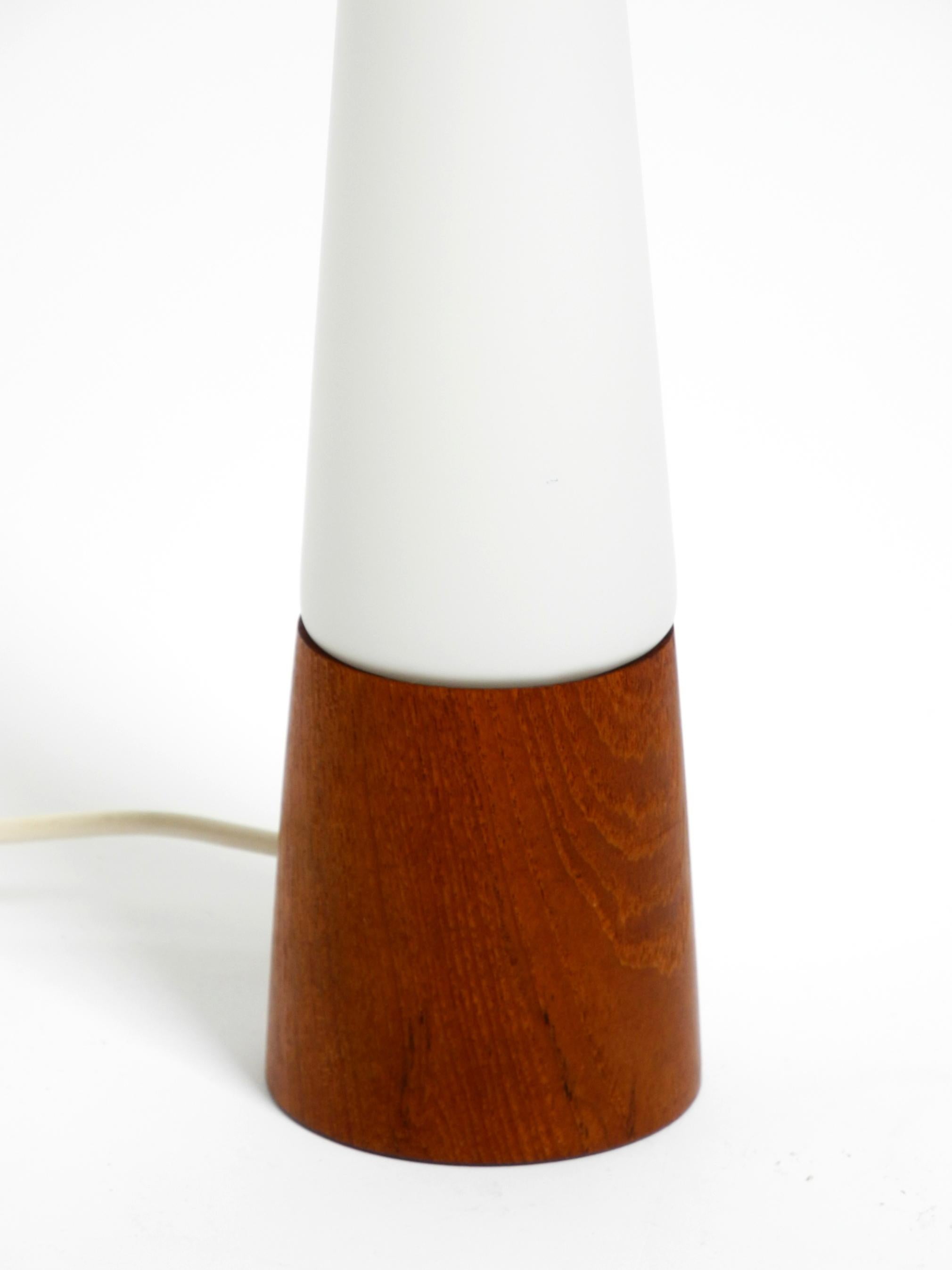 Lampe de table en teck des années 1960 avec abat-jour en verre par Hans-Agne Jakobsson Bon état - En vente à München, DE