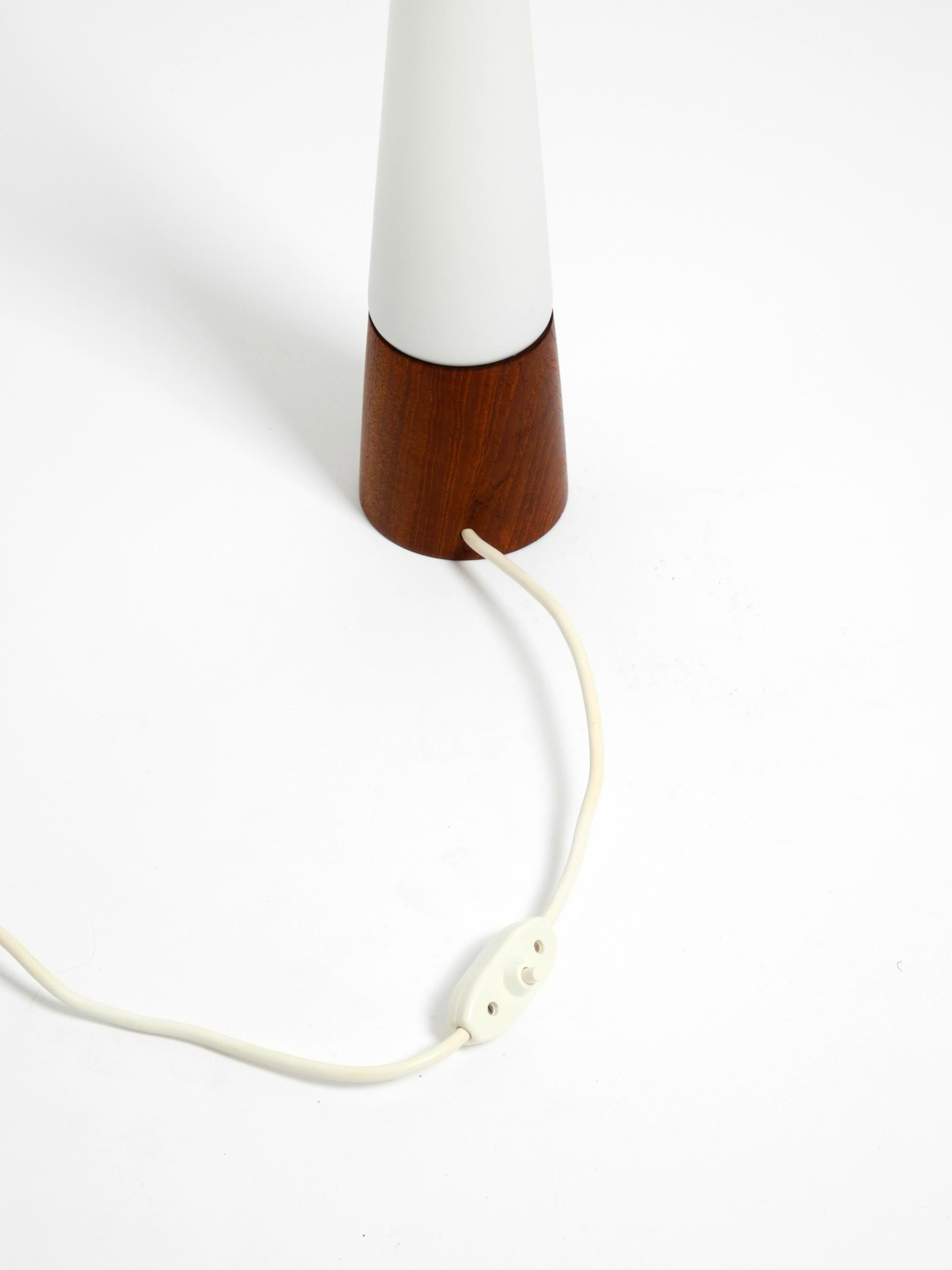 Milieu du XXe siècle Lampe de table en teck des années 1960 avec abat-jour en verre par Hans-Agne Jakobsson en vente
