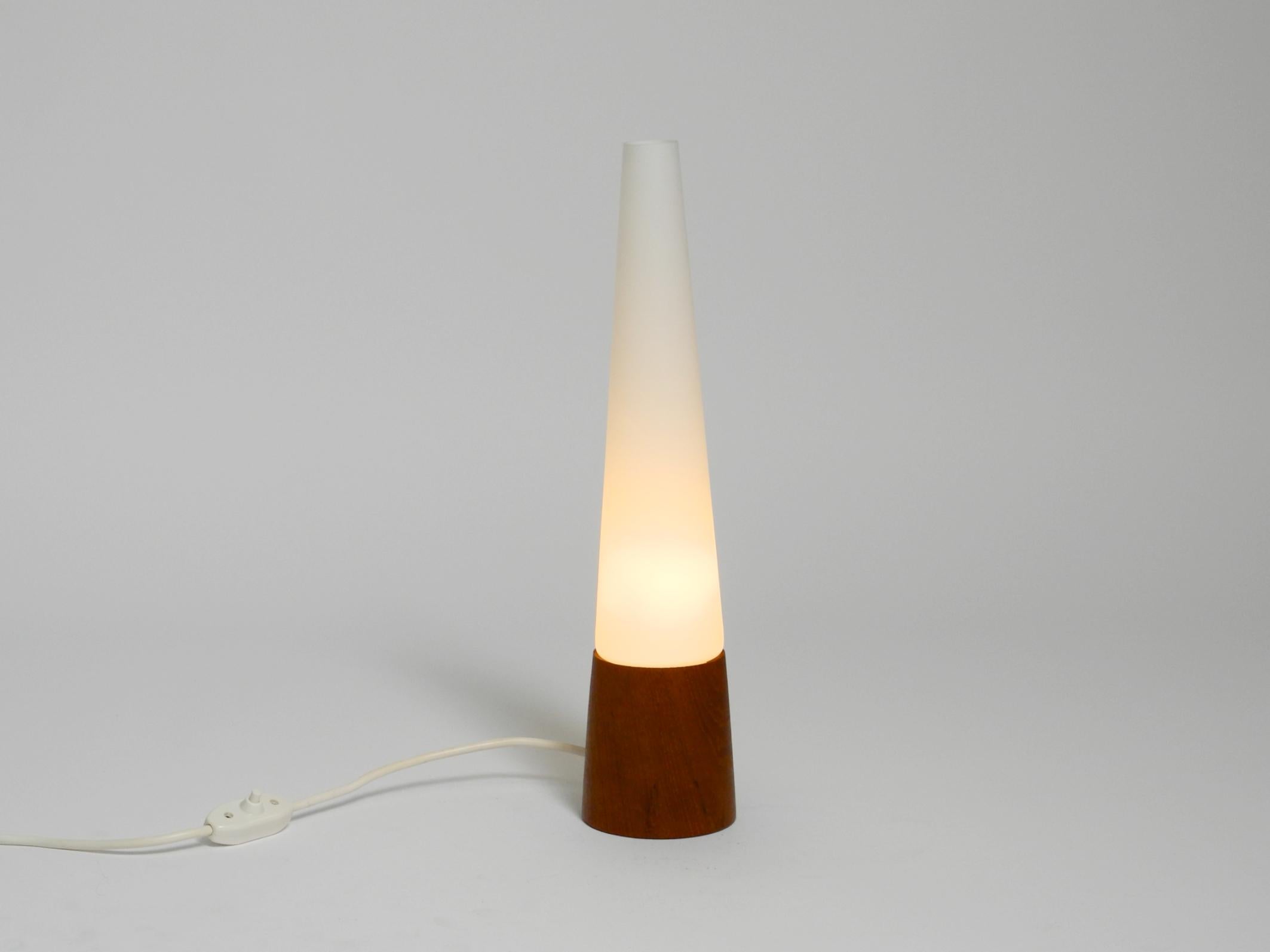 Verre Lampe de table en teck des années 1960 avec abat-jour en verre par Hans-Agne Jakobsson en vente