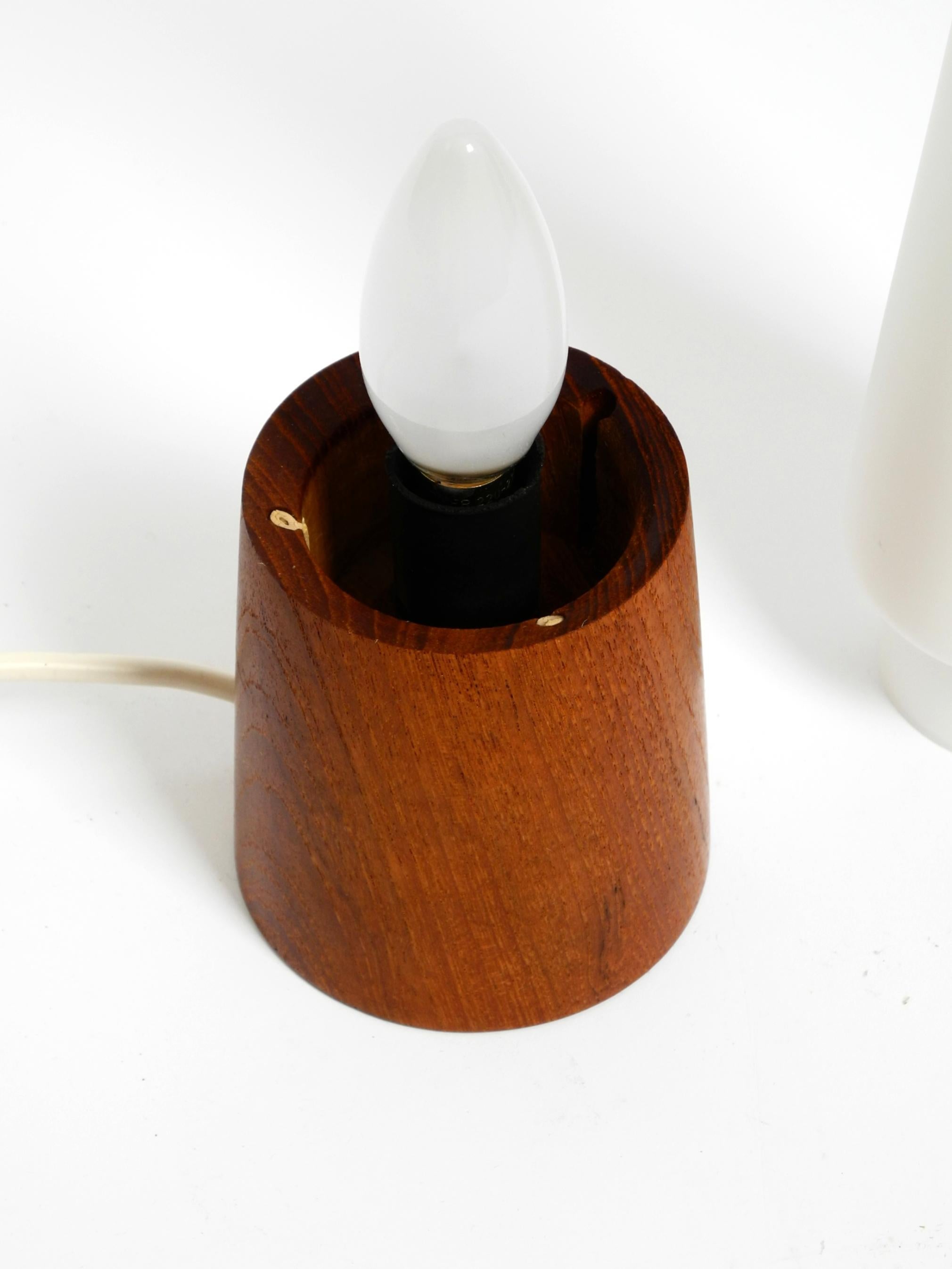 Lampe de table en teck des années 1960 avec abat-jour en verre par Hans-Agne Jakobsson en vente 1
