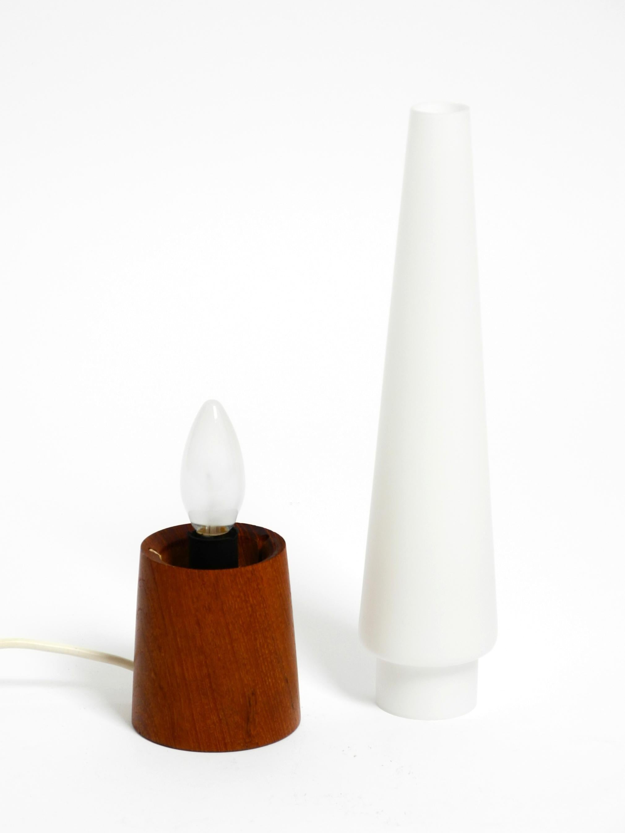 Lampe de table en teck des années 1960 avec abat-jour en verre par Hans-Agne Jakobsson en vente 2