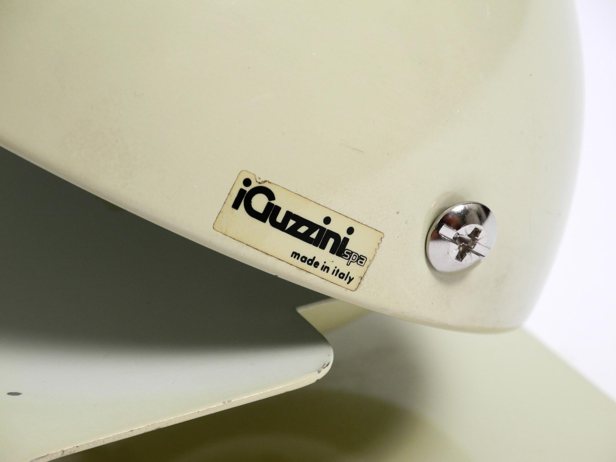 Great Italian Space Age table lamp by Giuseppe Cormio for iGuzzini model Bugia For Sale 4