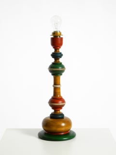 Una preciosa y gran lámpara de mesa de los años 80, hecha de madera de pino teñida