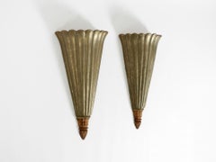 Par de lámparas de pared grandes y poco comunes de los años 50, hechas de madera revestida de aluminio