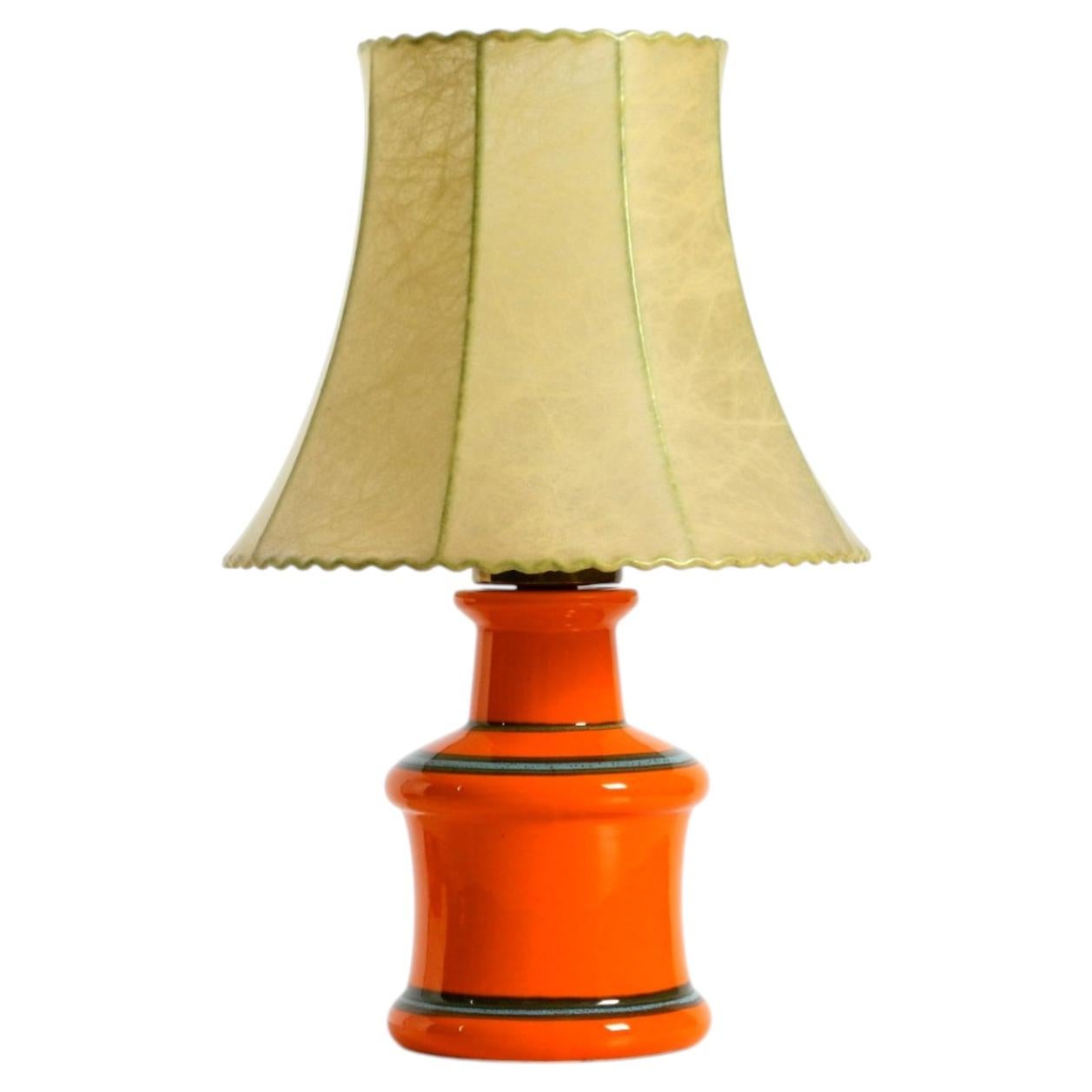 Preciosa lámpara de mesa italiana de cerámica naranja de los años 60 con pantalla tipo «Cocoon»