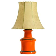 Preciosa lámpara de mesa de cerámica naranja de los años 60 con pantalla tipo «Cocoon» Fabricado en Italia