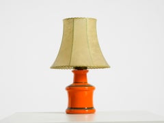 Preciosa lámpara de mesa de cerámica naranja de los años 60 con pantalla tipo «Cocoon» Fabricado en Italia