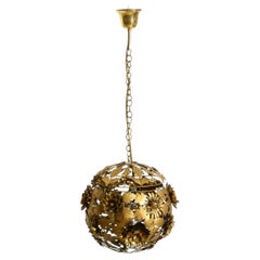 Bellissima lampada da soffitto sferica in metallo in stile Regency con motivi floreali, anni ’70, Regency
