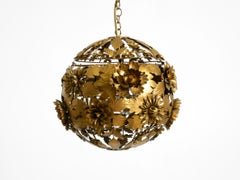 Bellissima lampada da soffitto sferica in metallo in stile Regency con motivi floreali, anni ’70, Regency