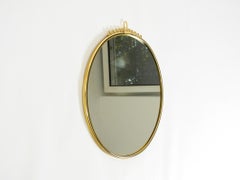 Bellissimo specchio da parete in ottone in stile Mid-Century Modern, massiccio e dalla forma arrotondata. Produttore: Lenz