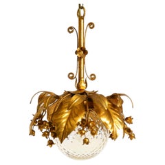 Magnifique suspension en métal plaqué or des années 1970, ornée d'une sphère en verre, signée Hans Kögl