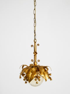 Magnifique suspension en métal plaqué or des années 1970, ornée d'une sphère en verre, signée Hans Kögl