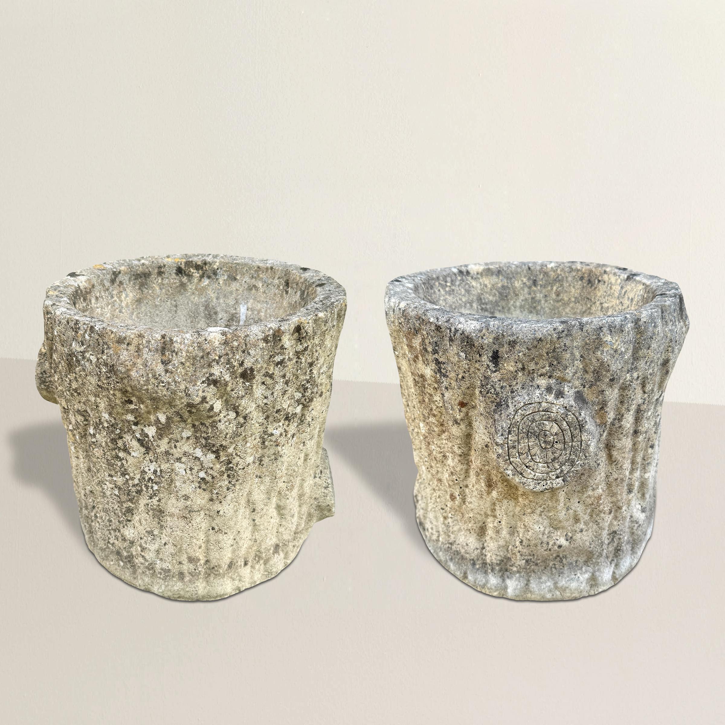 Questa coppia di fioriere in faux bois inglese della metà del XX secolo, realizzate dallo Studio A. Stone, sono riccamente evocative del mondo naturale. Realizzato in resistente gres, ognuno di essi è modellato a forma di tronco d'albero, con due