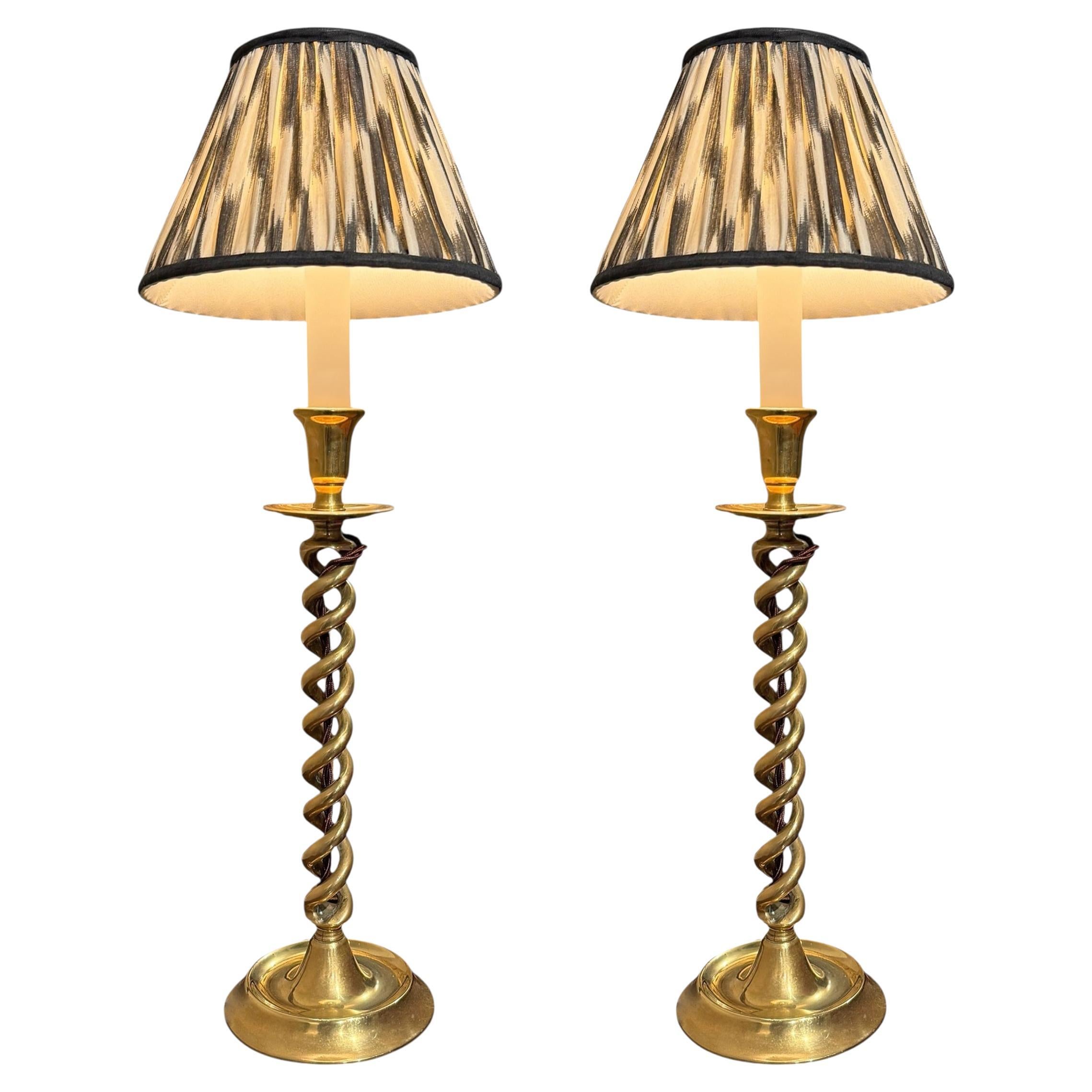 Pareja de lámparas candelabro de doble hélice de cebada inglesas del siglo XIX en venta