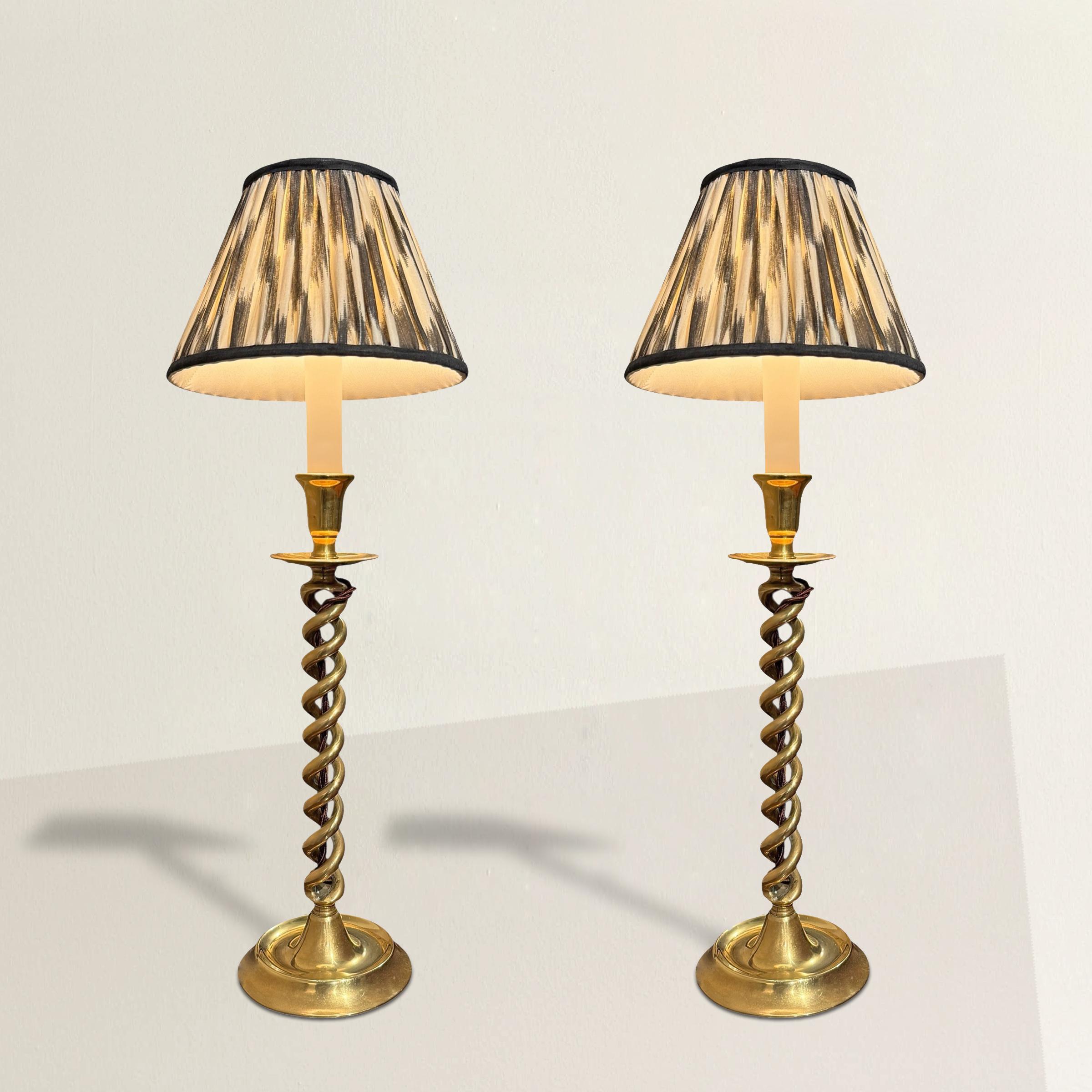 Un par de candelabros ingleses de latón del siglo XIX, que ahora viven su mejor segunda vida como lámparas. El giro de doble hélice de cebada es puro teatro: elegante, deliberado y un poco llamativo en el mejor sentido. El latón ha envejecido hasta