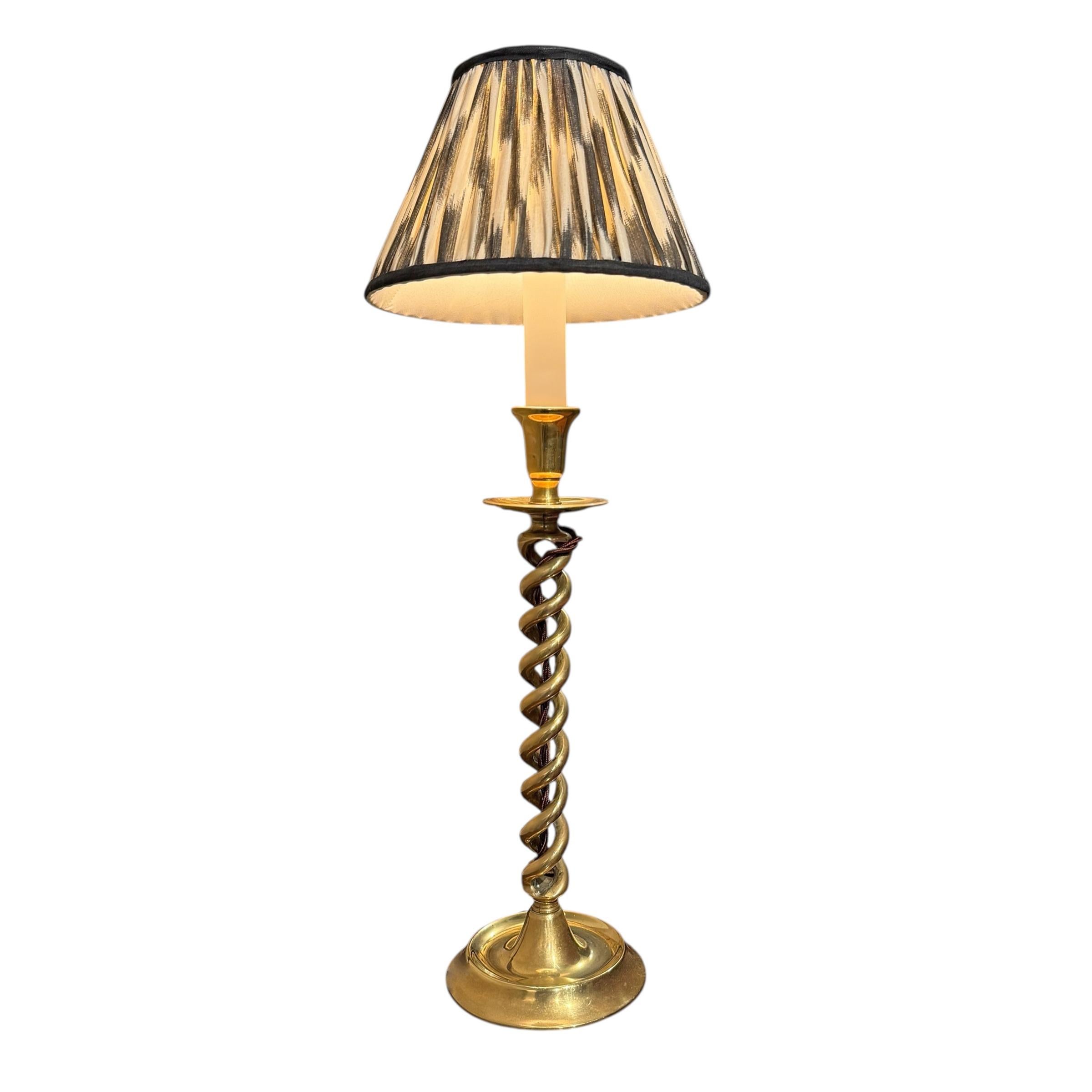 Pareja de lámparas candelabro de doble hélice de cebada inglesas del siglo XIX Georgiano en venta