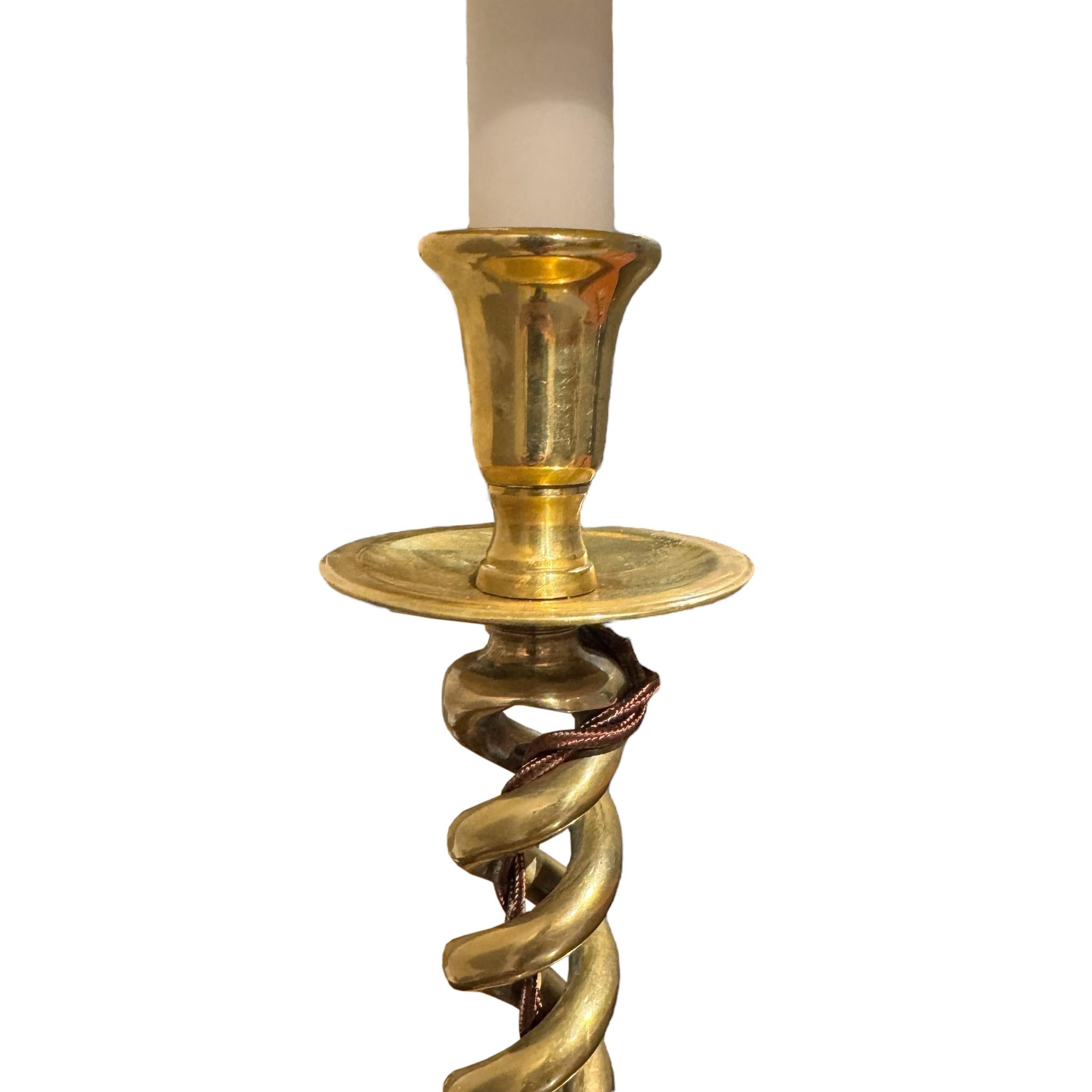 Pareja de lámparas candelabro de doble hélice de cebada inglesas del siglo XIX en venta 2