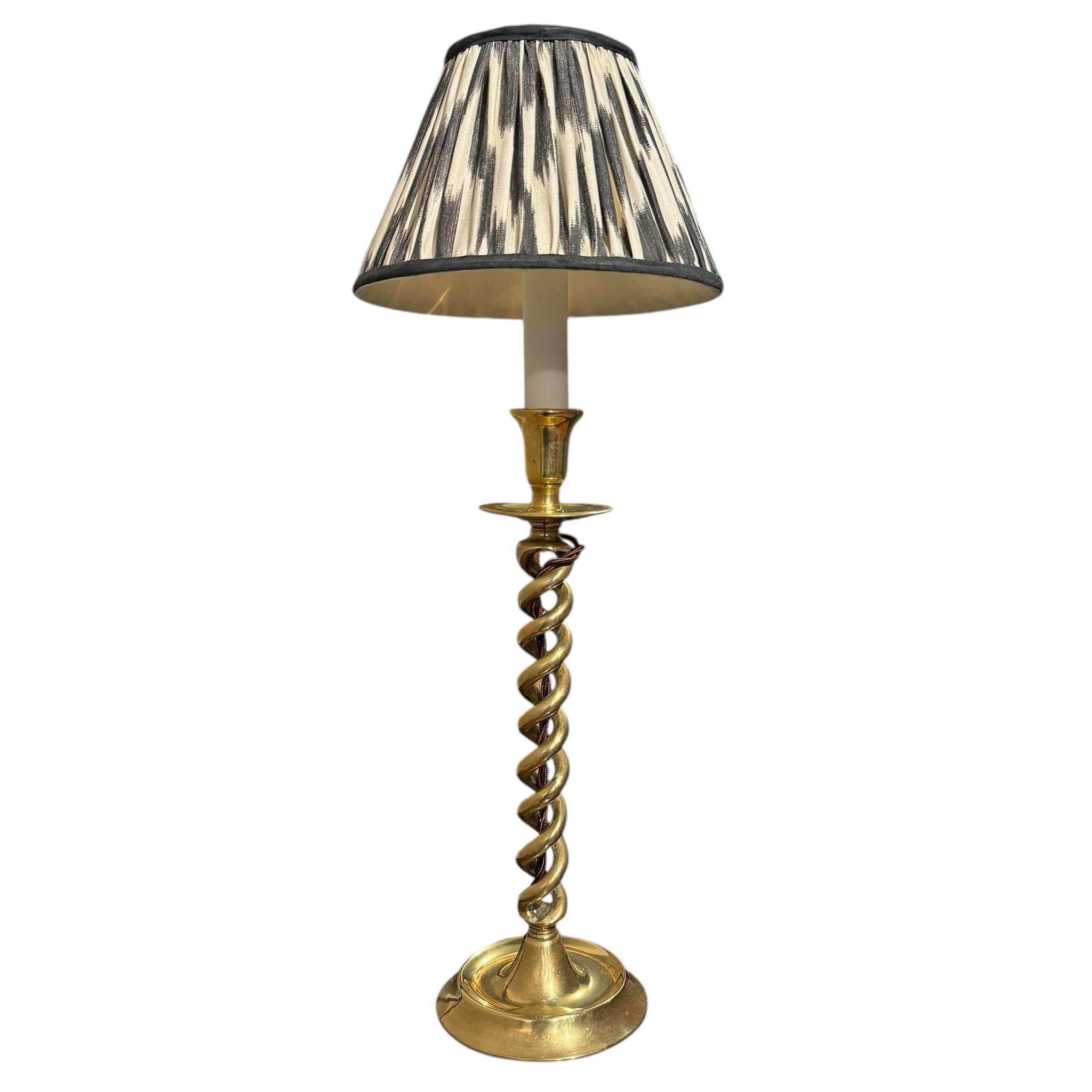 Pareja de lámparas candelabro de doble hélice de cebada inglesas del siglo XIX en Bueno estado para la venta en Chicago, IL