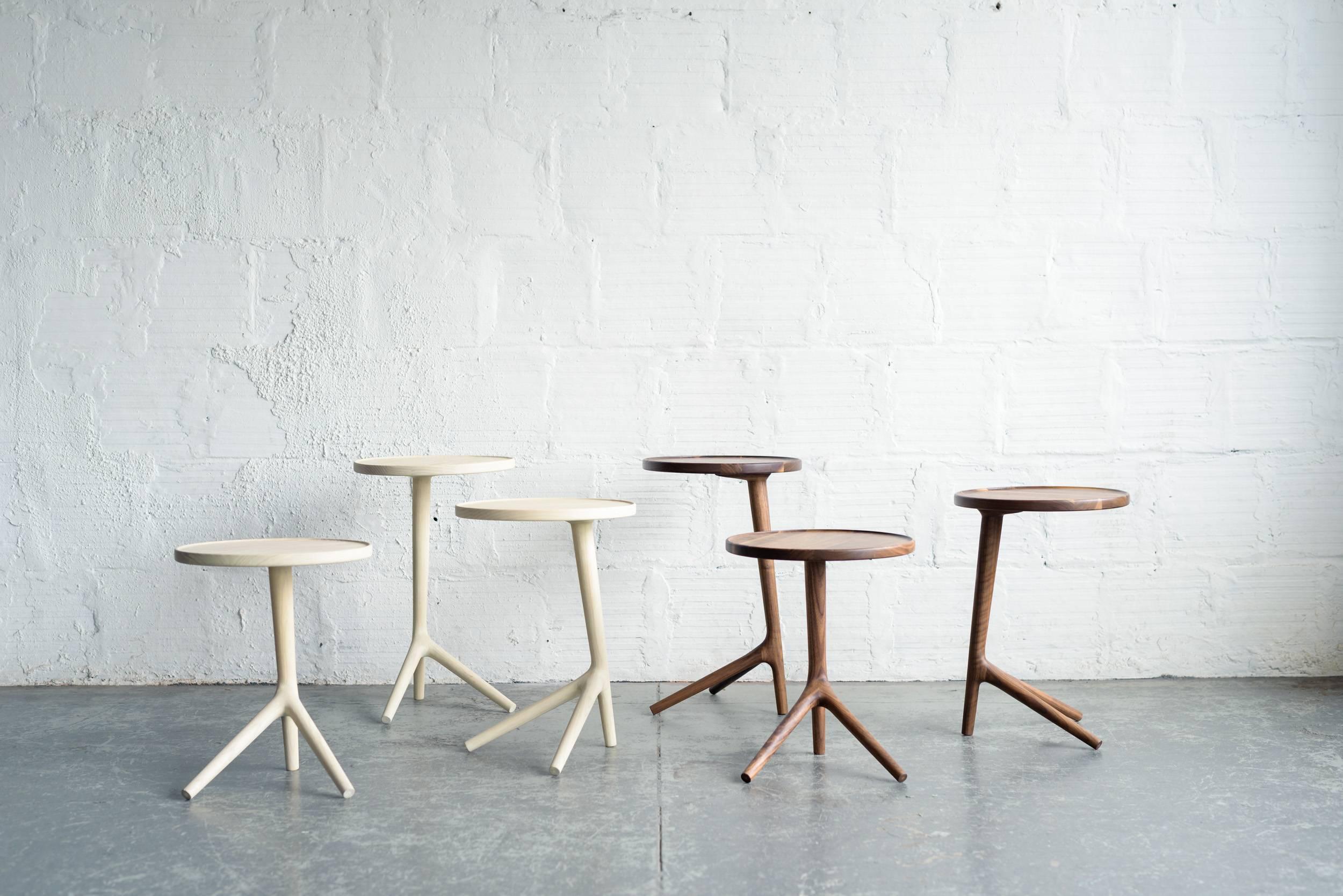 Dreibein-Tisch aus weißem Eschenholz, Beistelltisch von Fernweh Woodworking (Moderne der Mitte des Jahrhunderts) im Angebot