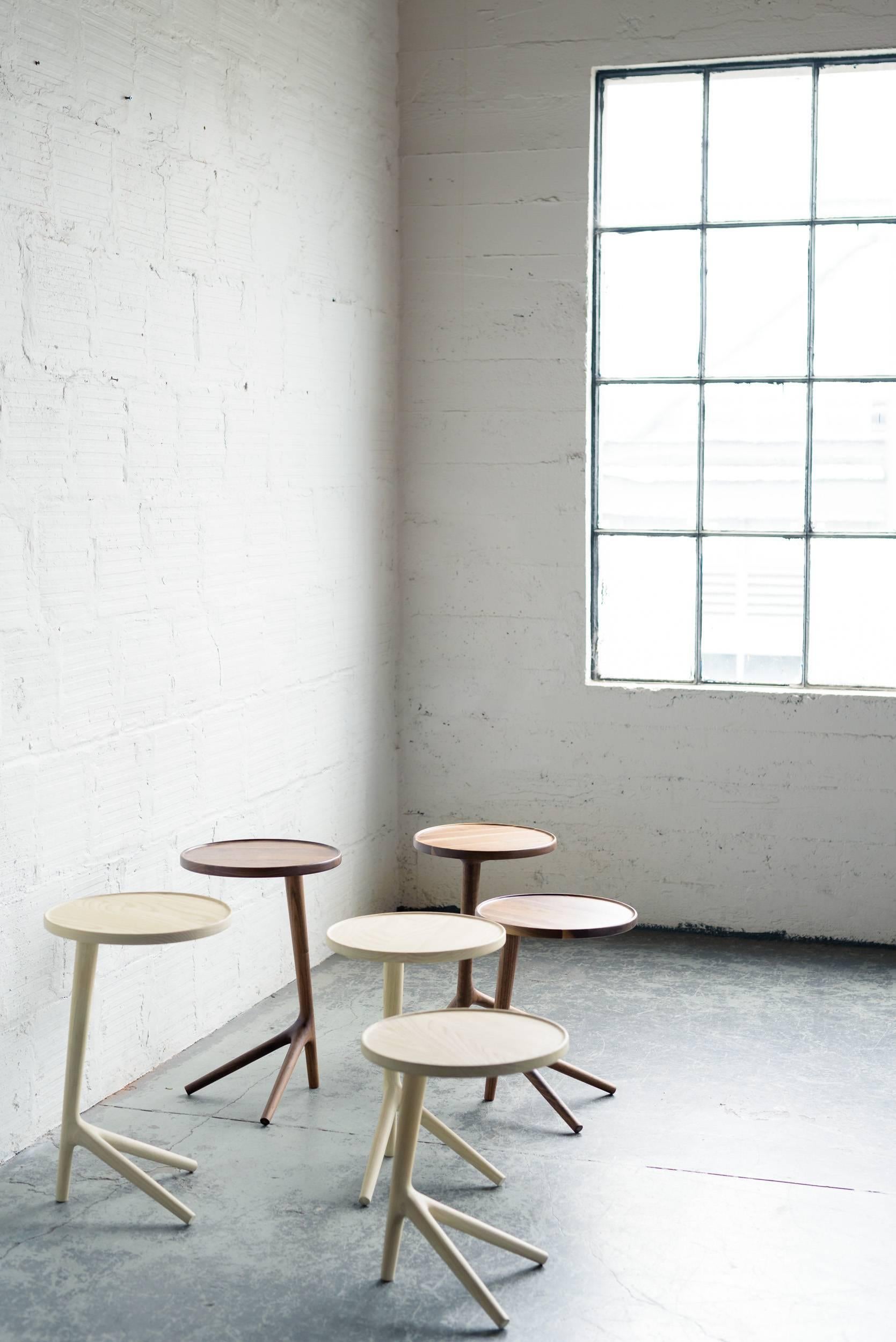 Dreibein-Tisch aus weißem Eschenholz, Beistelltisch von Fernweh Woodworking (amerikanisch) im Angebot