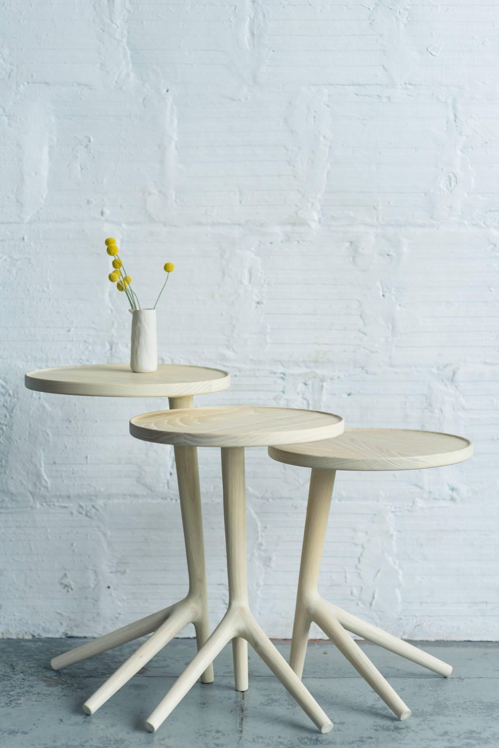Dreibeiniger Tisch in Nussbaum End Accent Nesting Tables für ein Wohnzimmer Set von drei  im Angebot 2