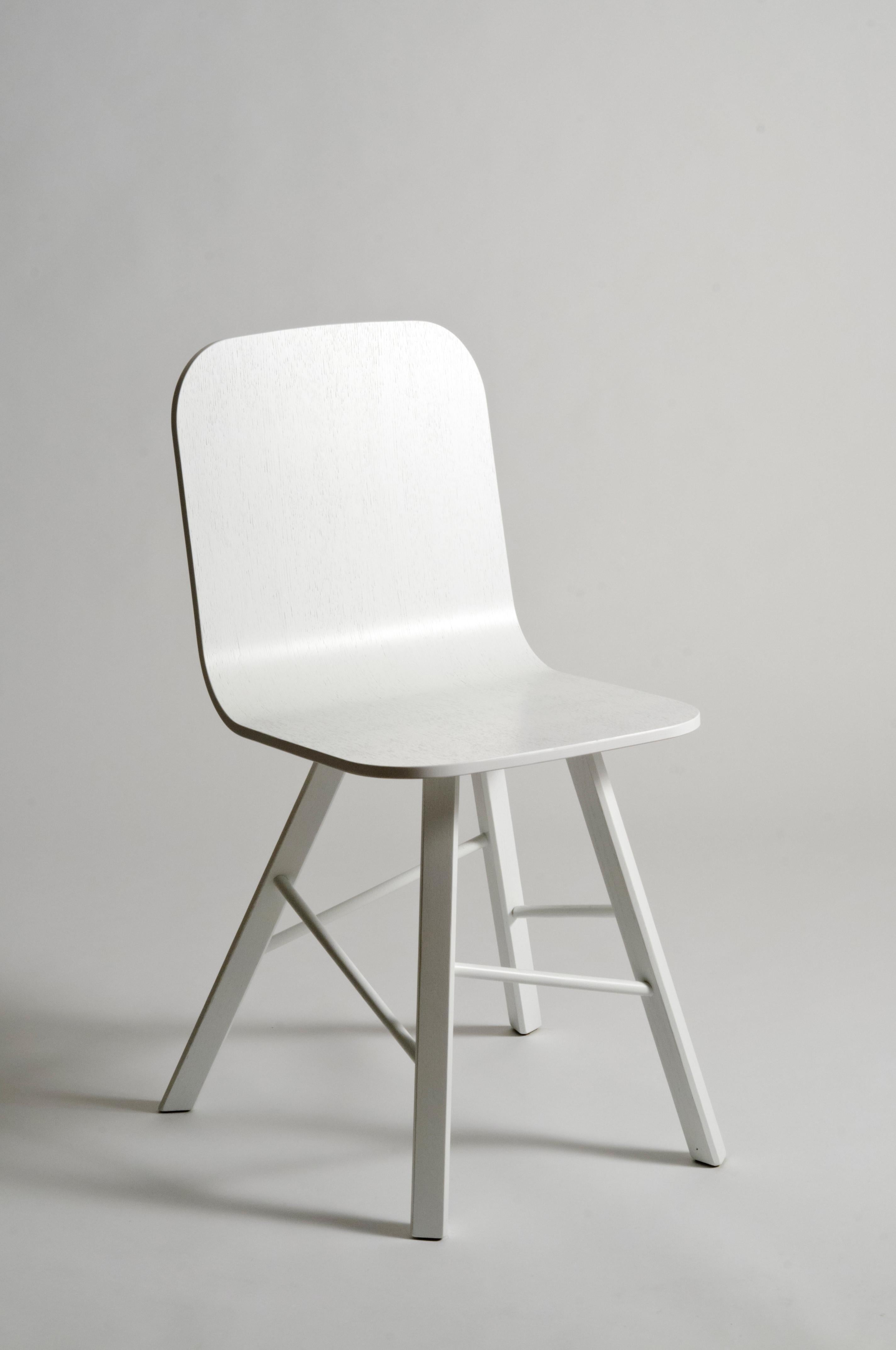 Tria Einfacher Stuhl von Colé mit Beinen aus Eiche, beigefarbener Sitz aus Schottenkaro, minimalistisch, hergestellt in Italien (21. Jahrhundert und zeitgenössisch) im Angebot