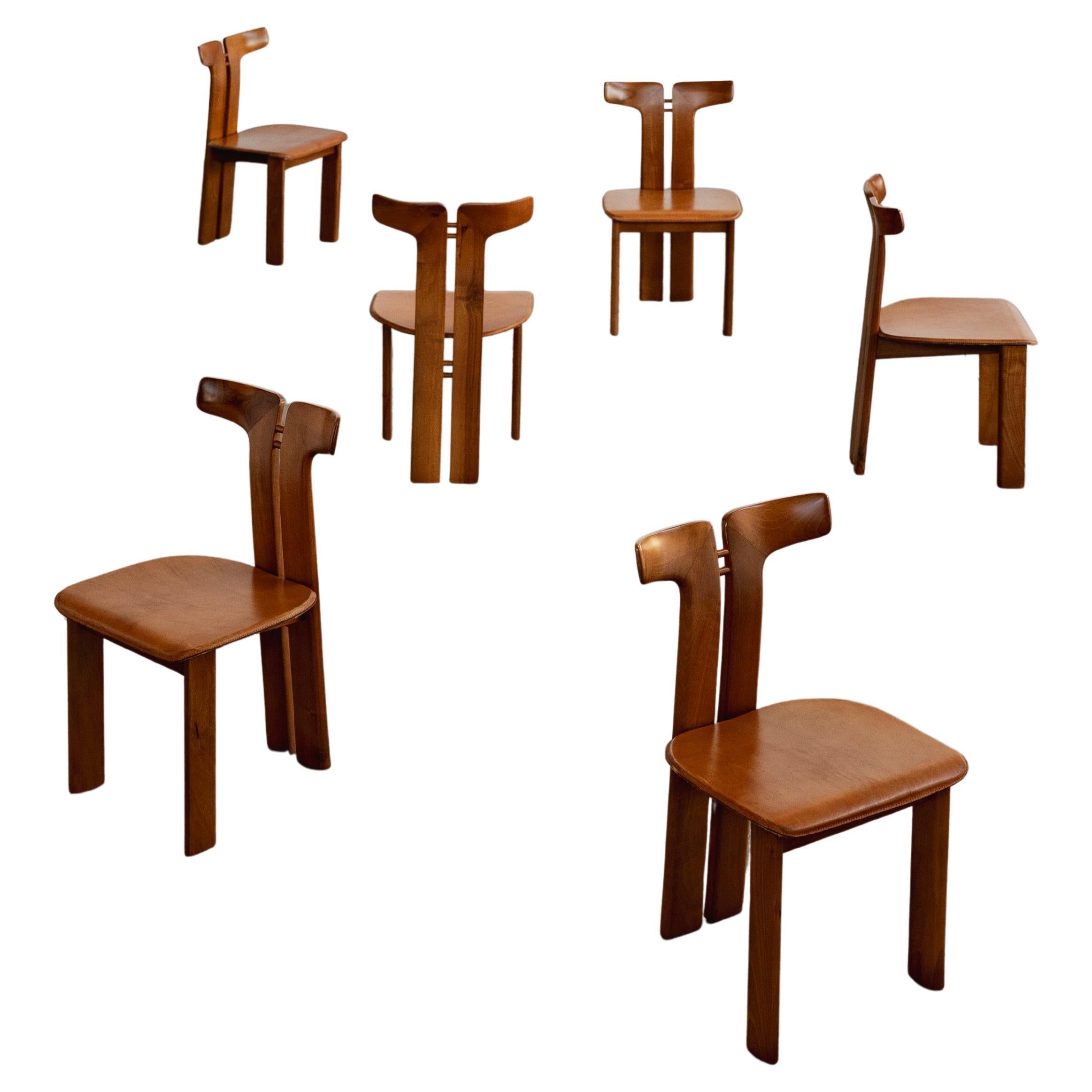 Sedie da pranzo Pierre Cardin per Roche Bobois, legno e pelle patinata color cognac, Francia, 1970, set di sei.

Pierre Cardin disegnò queste iconiche sedie da pranzo per Roche Bobois nel 1970. L'essenza del design risiede nello schienale scultoreo.