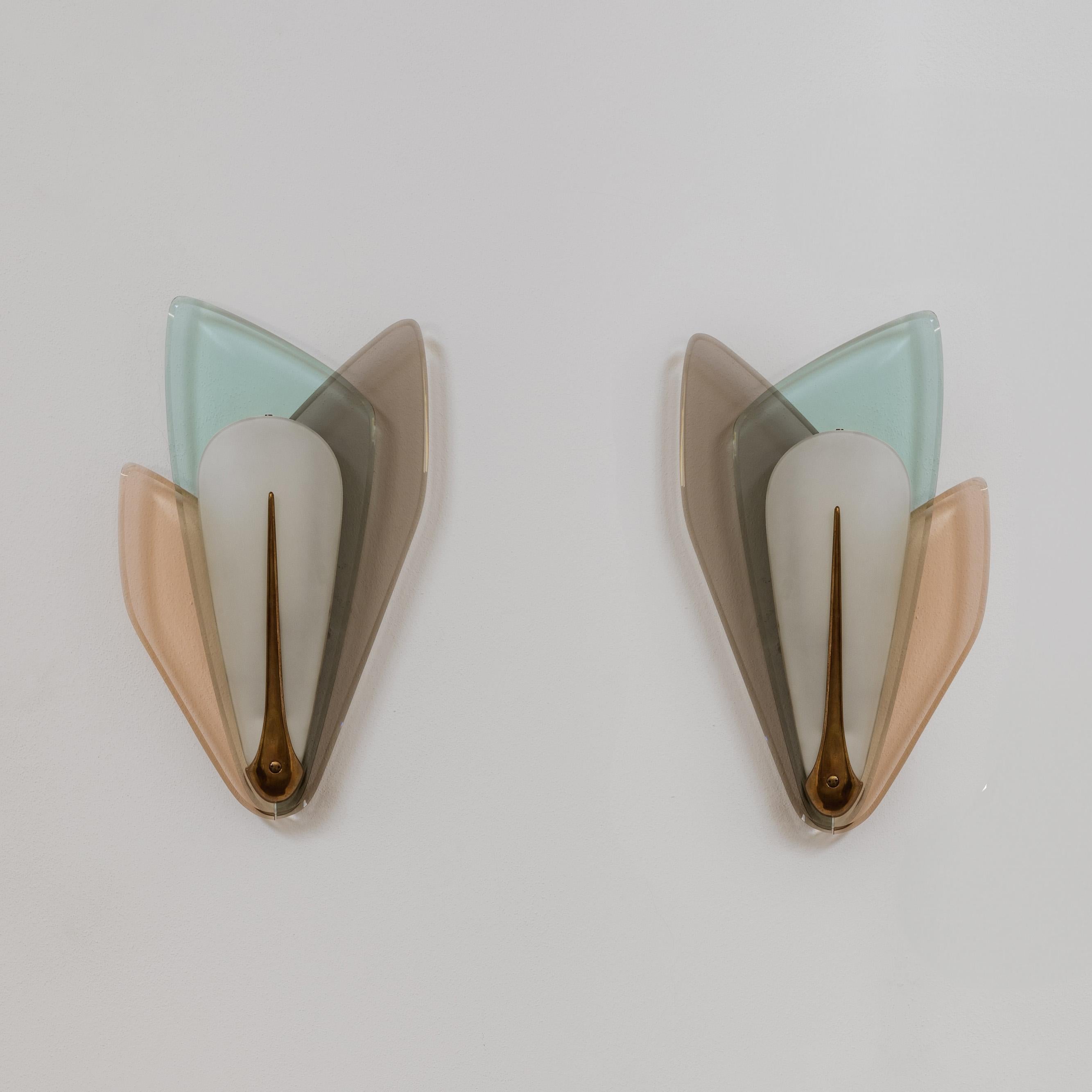 Appliques di Max Ingrand per Fontana Arte, vetro e ottone, Italia, 1955, set di due

Disegnata nel 1955 da Max Ingrand per Fontana Arte, questa rara coppia di appliques esemplifica l'eleganza poetica e la maestria tecnica che hanno definito