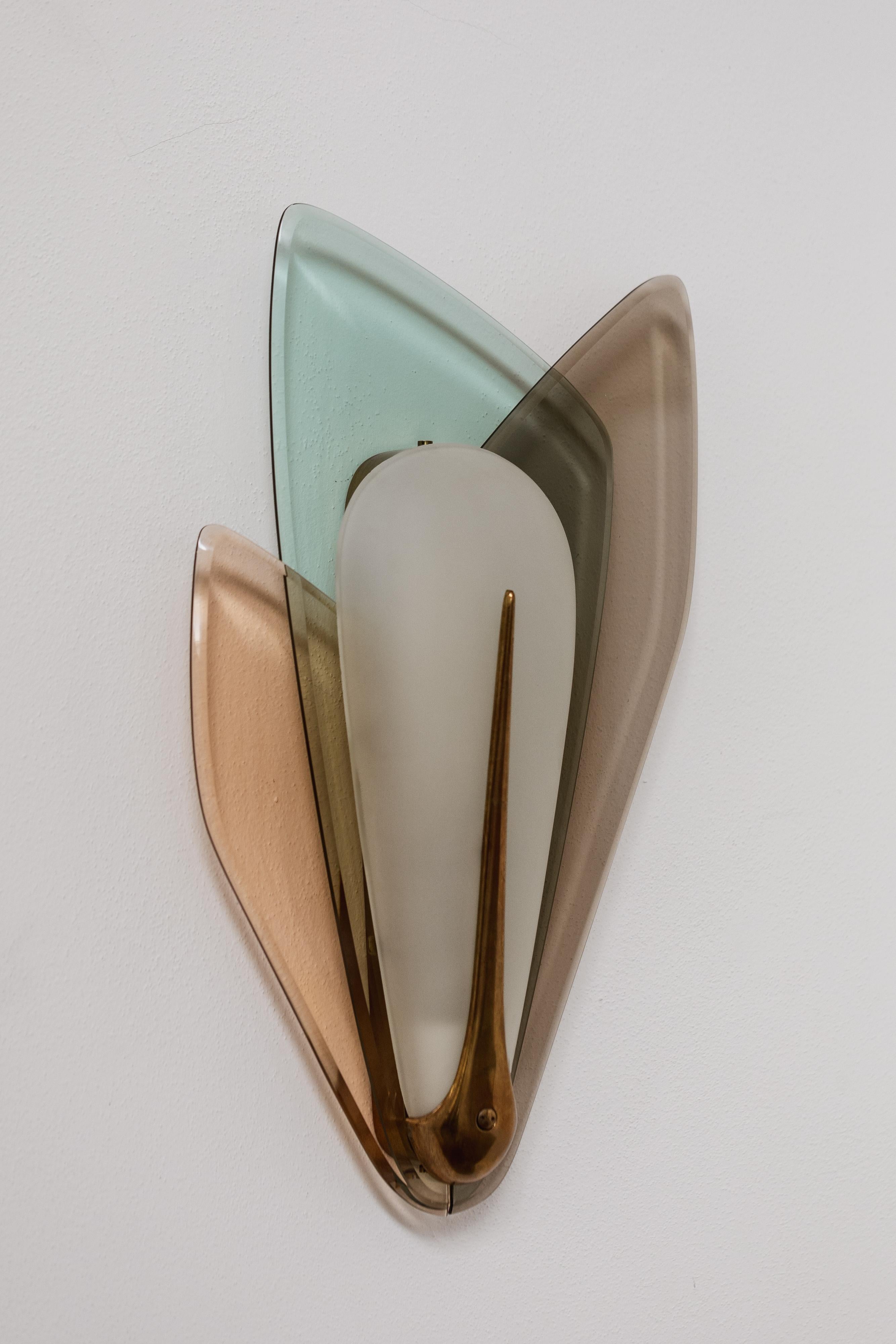 Aplique Max Ingrand para Fontana Arte, cristal y latón, Italia, 1955

Diseñado en 1955 por Max Ingrand para Fontana Arte, este candelabro ejemplifica la elegancia poética y la maestría técnica que definieron la iluminación italiana de la posguerra.