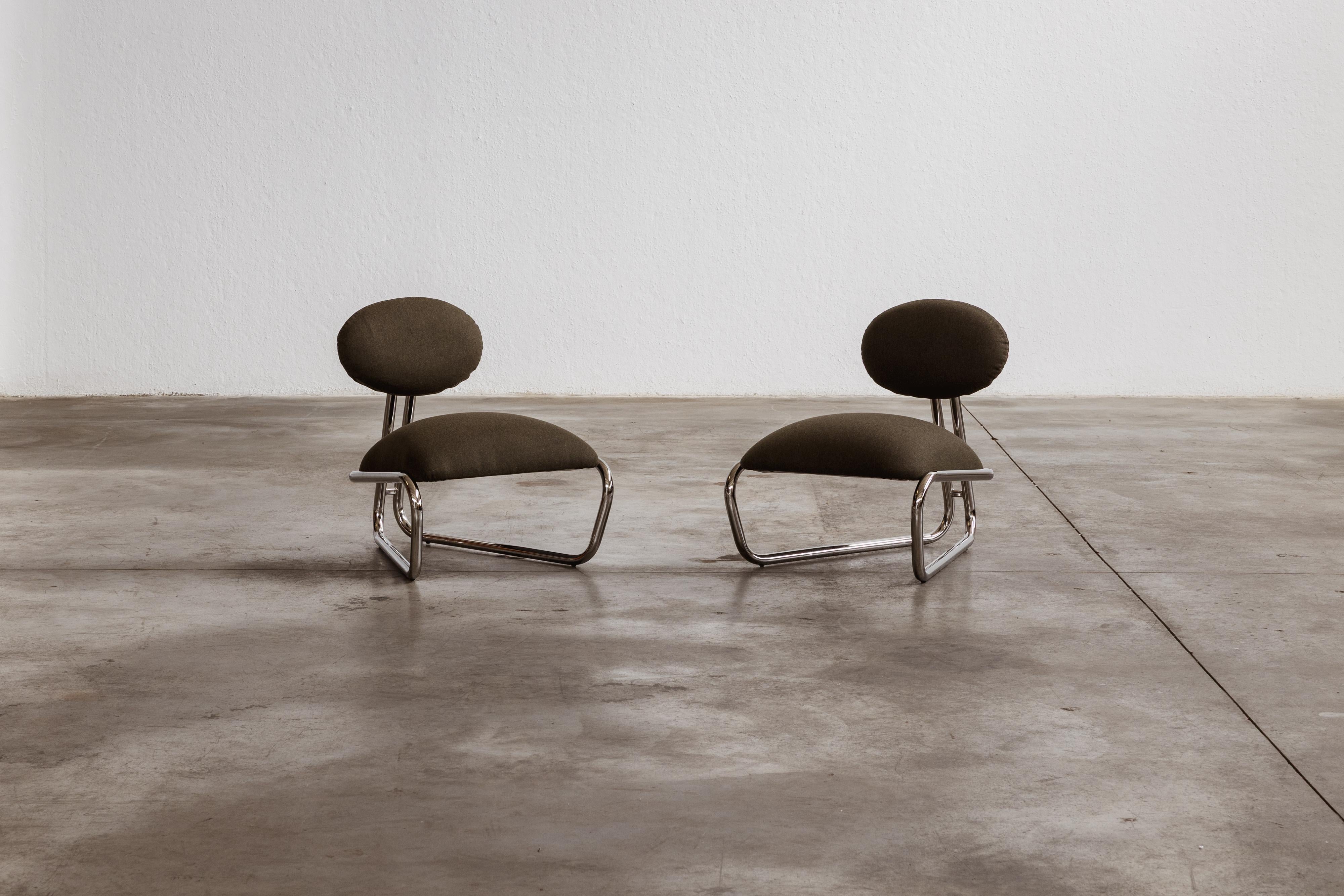 Modernistische Loungesessel aus verchromtem Stahlrohr, grüner Loden, Italien, 1970, 2 Stück

Mit ihrer schlanken, freitragenden Struktur und ihren weichen, runden Formen verkörpern diese modernistischen Loungesessel den radikalen Geist des