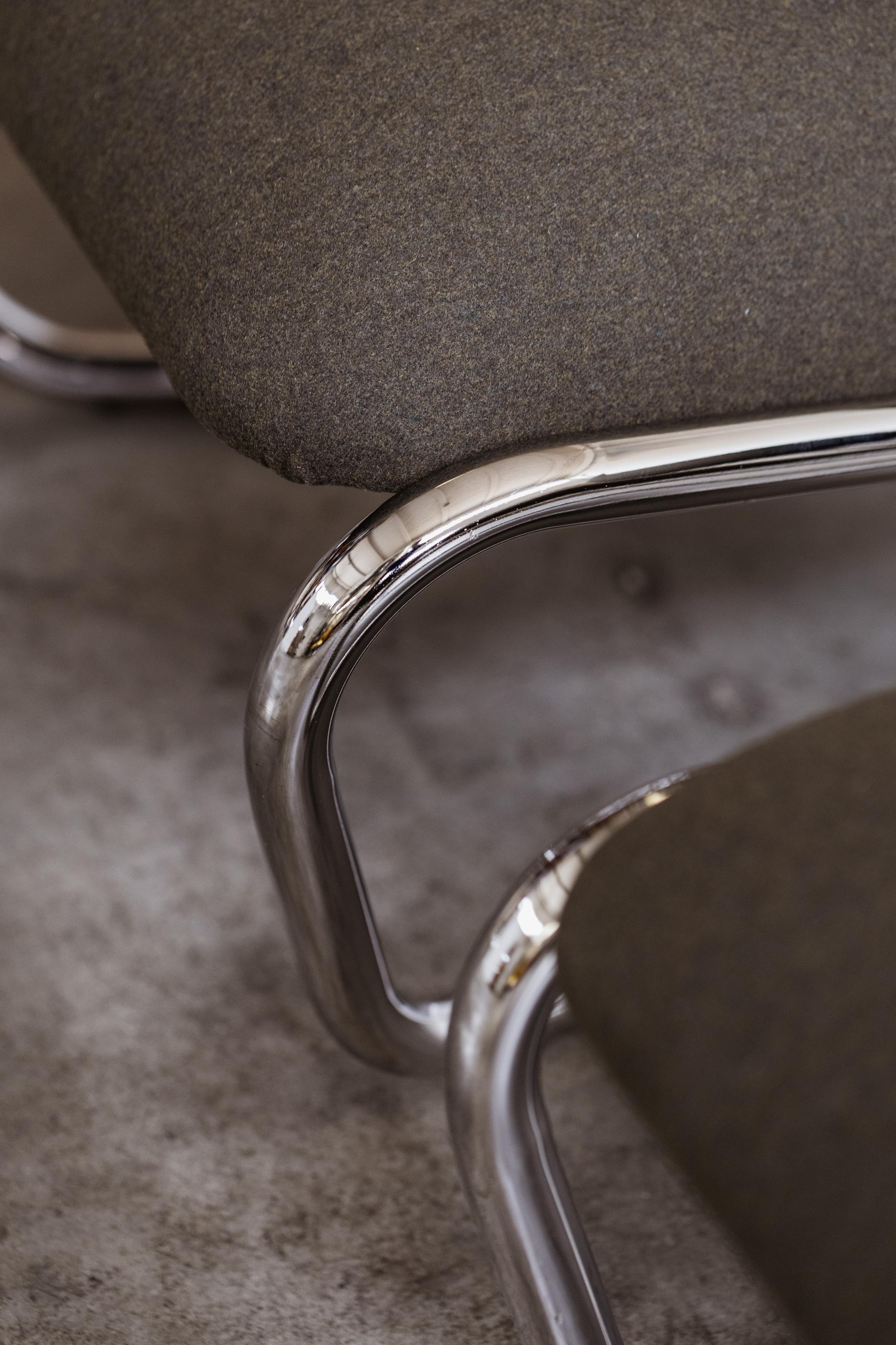 Modernistische Loungesessel aus verchromtem Stahlrohr, grüner Loden, 1970, 2er-Set (Ende des 20. Jahrhunderts) im Angebot