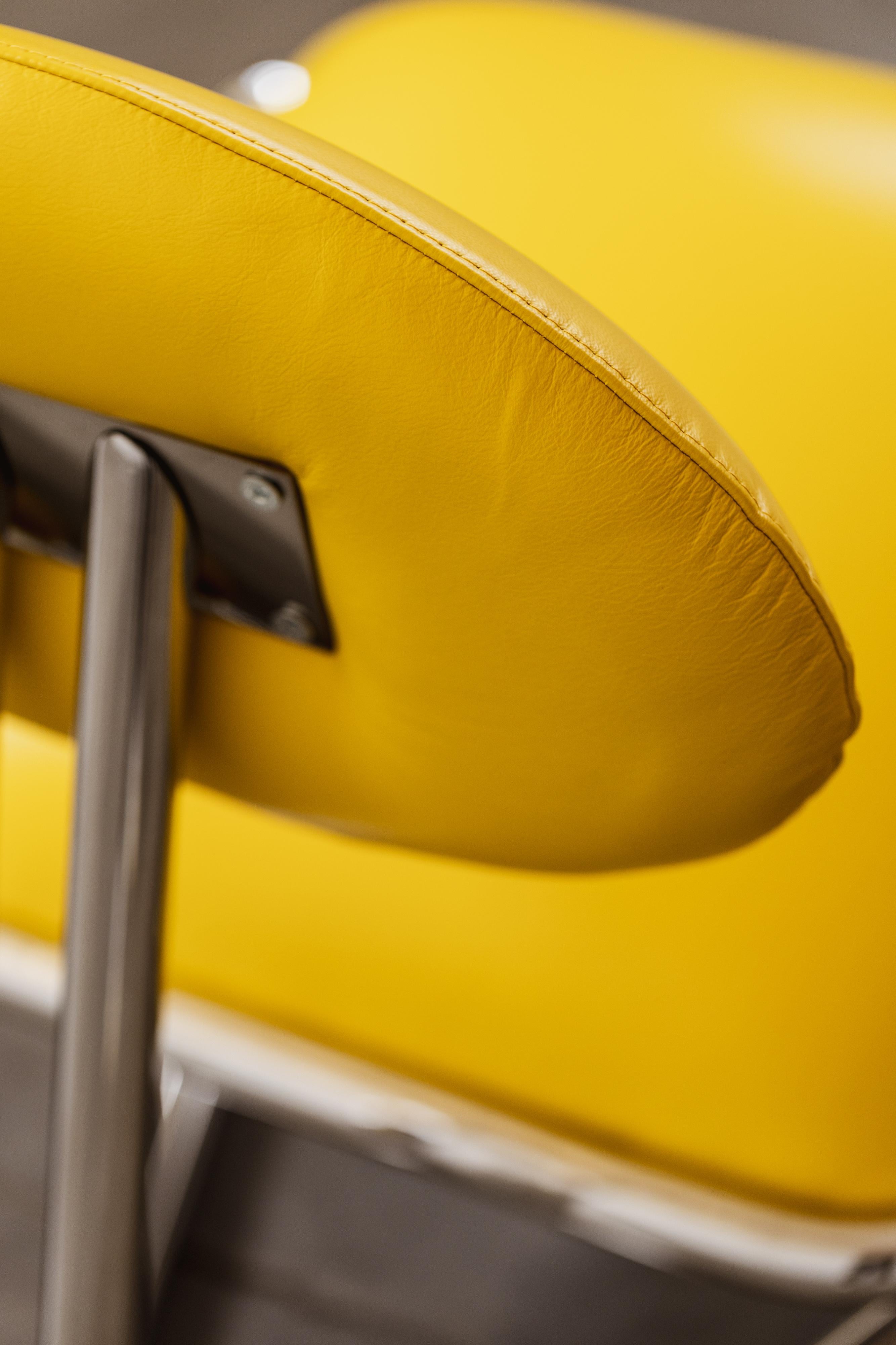 Chaise longue moderniste en acier tubulaire chromé, cuir jaune, 1970 Excellent état - En vente à Lonigo, Veneto