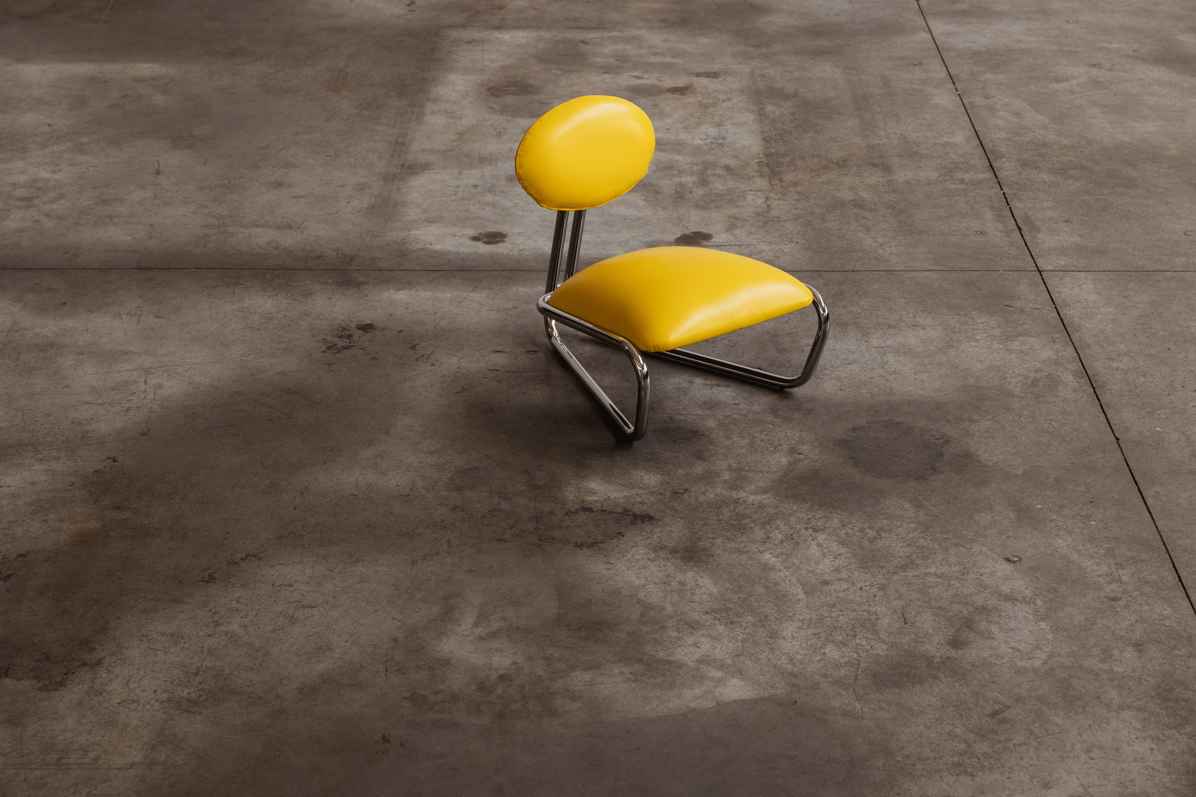 Chaise longue moderniste en tube d'acier chromé, cuir jaune, Italie, 1970

Avec leur structure élégante en porte-à-faux et leurs formes douces et rondes, ces chaises de salon modernistes incarnent l'esprit radical du design italien des années 1970.