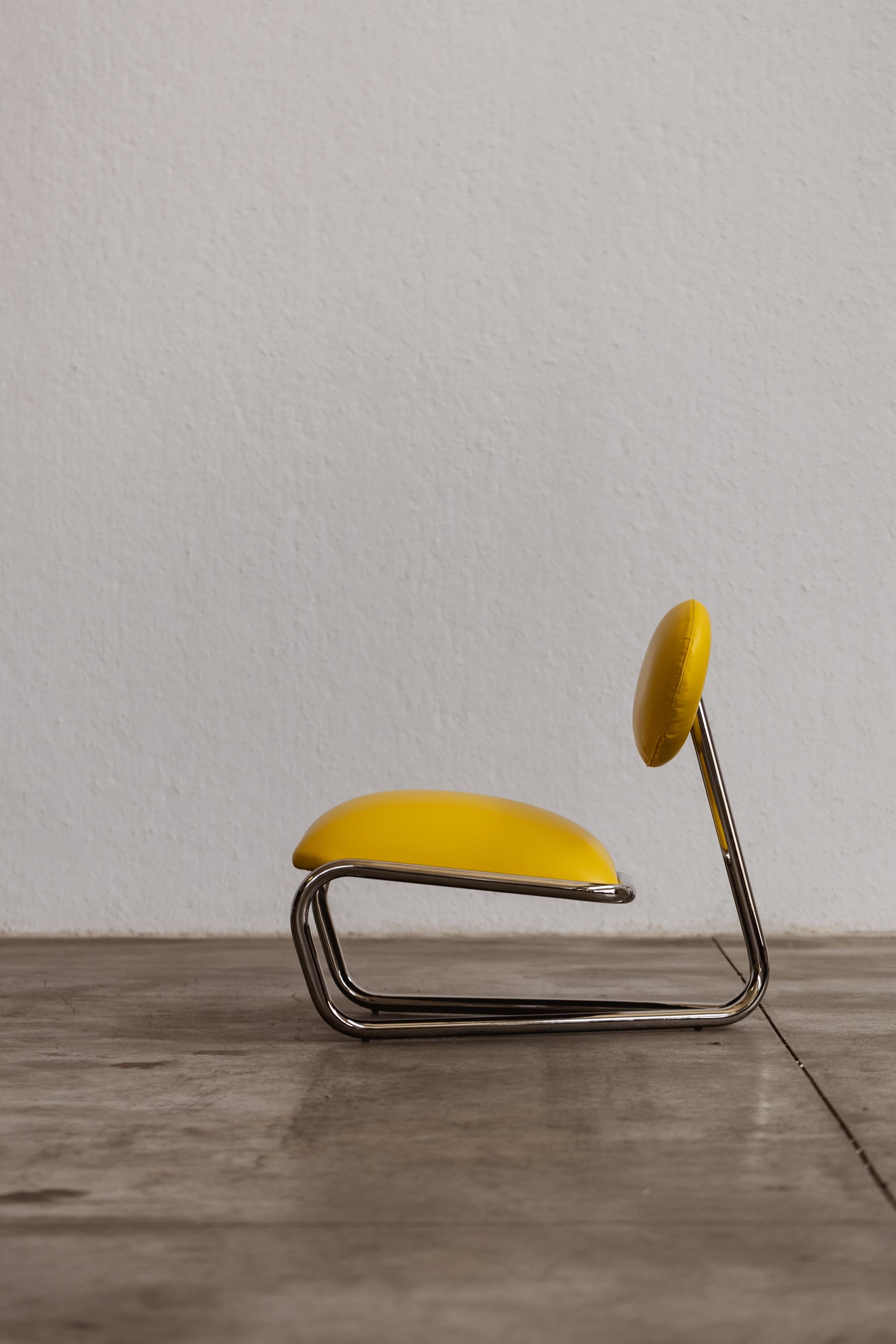 Chaise longue moderniste en acier tubulaire chromé, cuir jaune, 1970 en vente 2