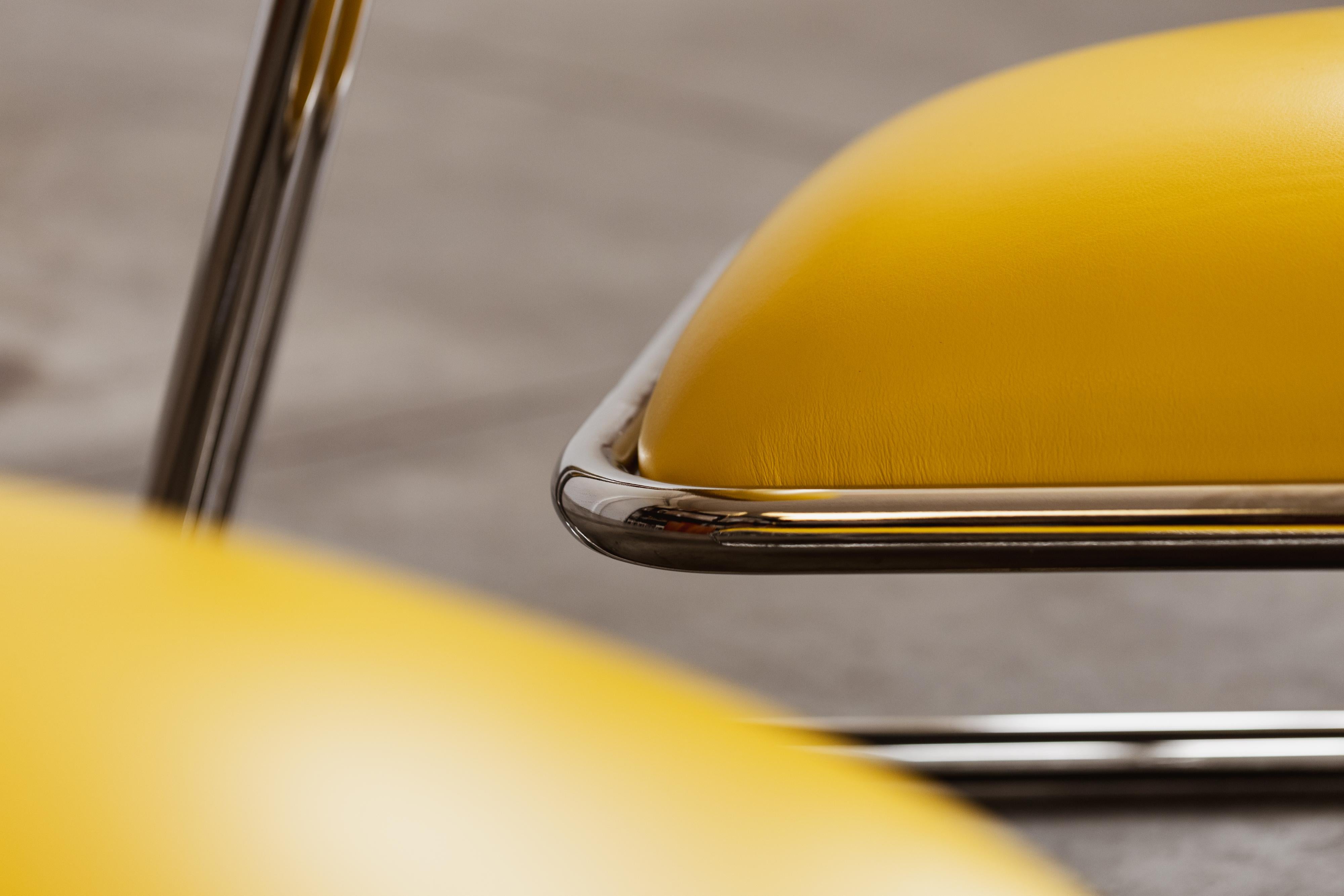 italien Chaise longue moderniste en acier tubulaire chromé, cuir jaune, 1970 en vente